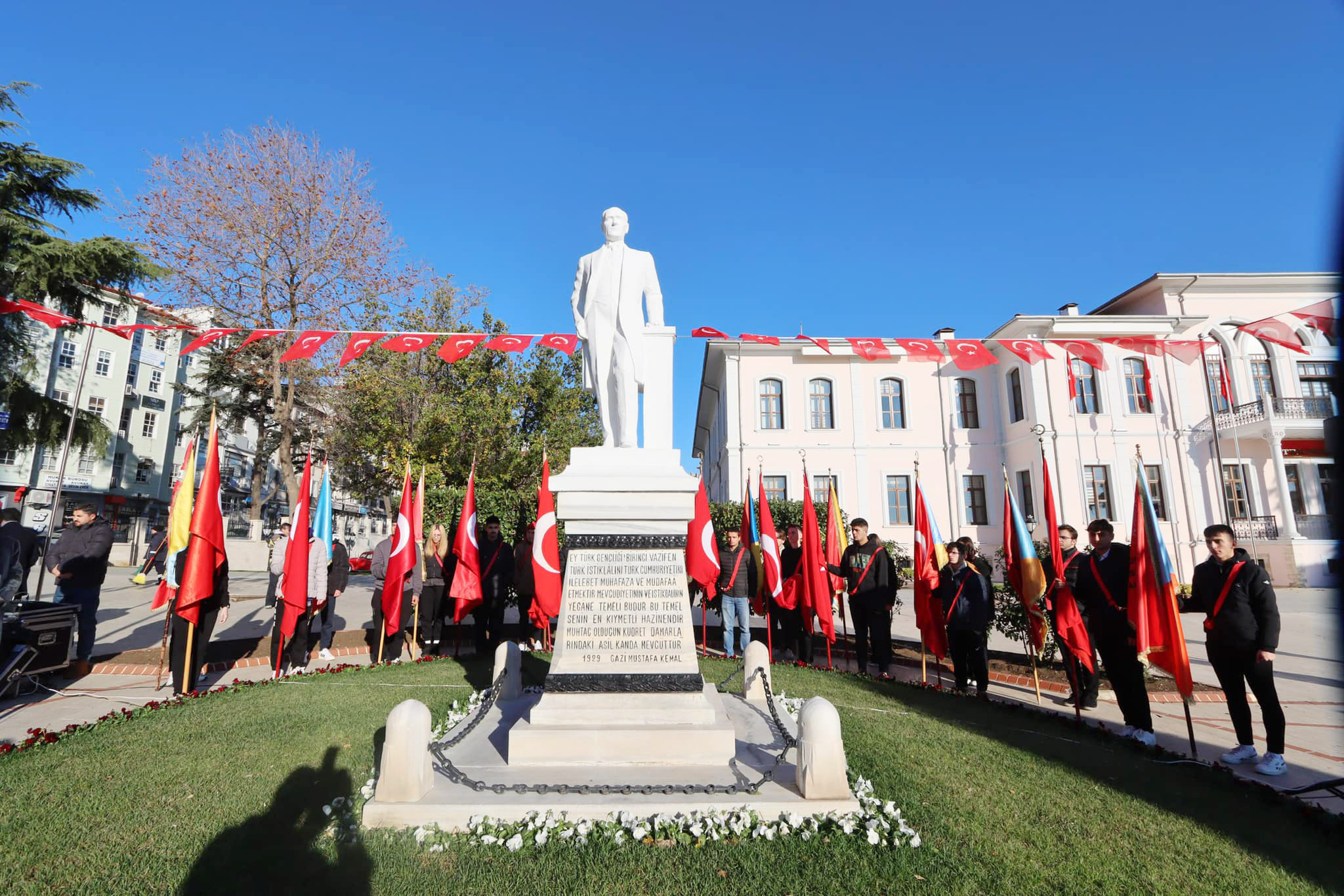 “ÖĞRETMENLER GELECEĞİMİZİ ŞEKİLLENDİYOR”