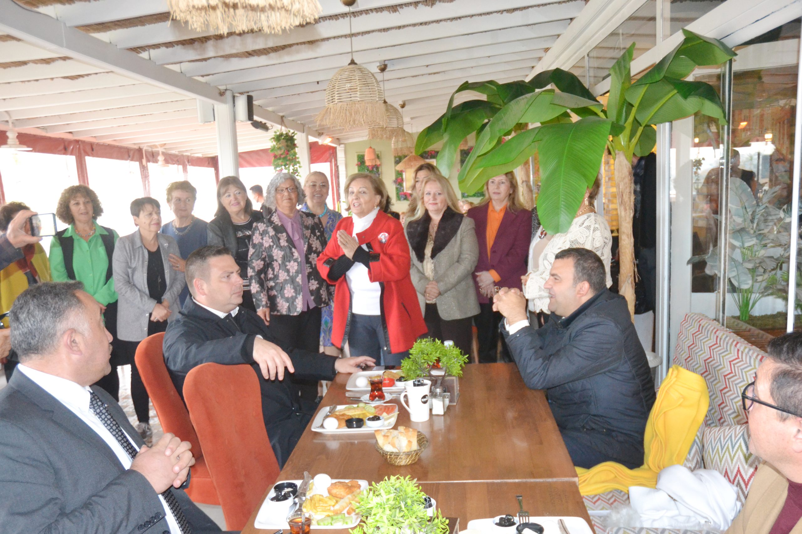 KADINLARDAN ANLAMLI DESTEK