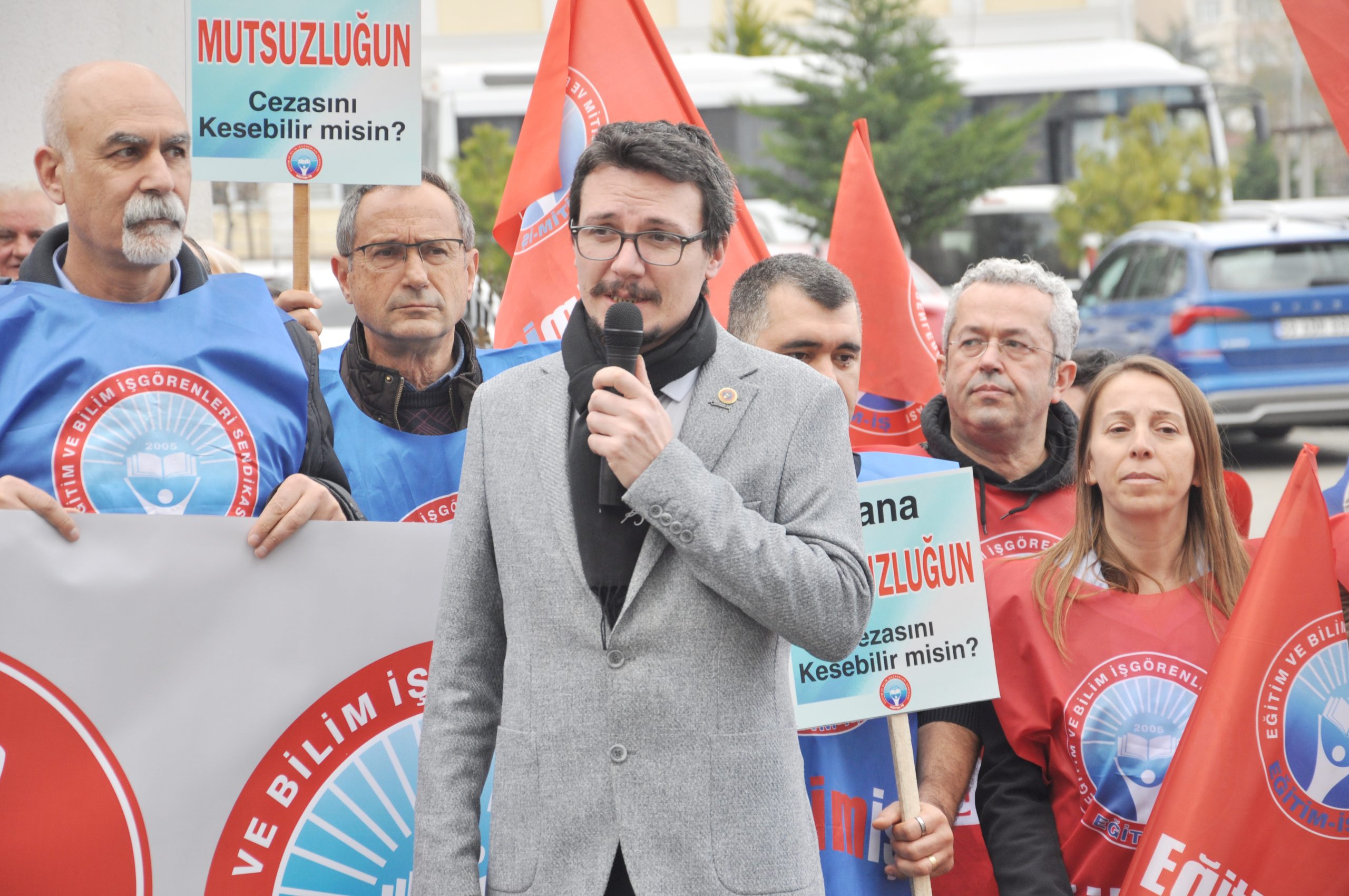 “Ücretli ve sözleşmeli öğretmenlik kaldırılmalı”