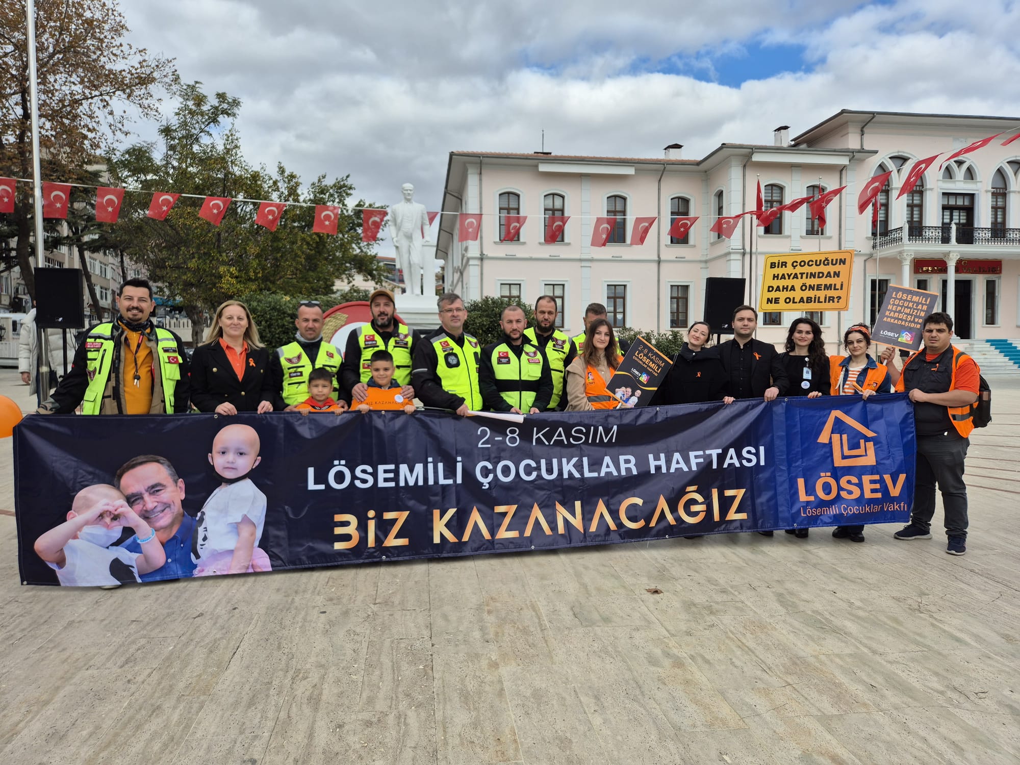 SAFİYE OSMAN ÇELİKER ÖĞRENCİLERİ LÖSEMİLİ ÇOCUKLARI UNUTMADILAR