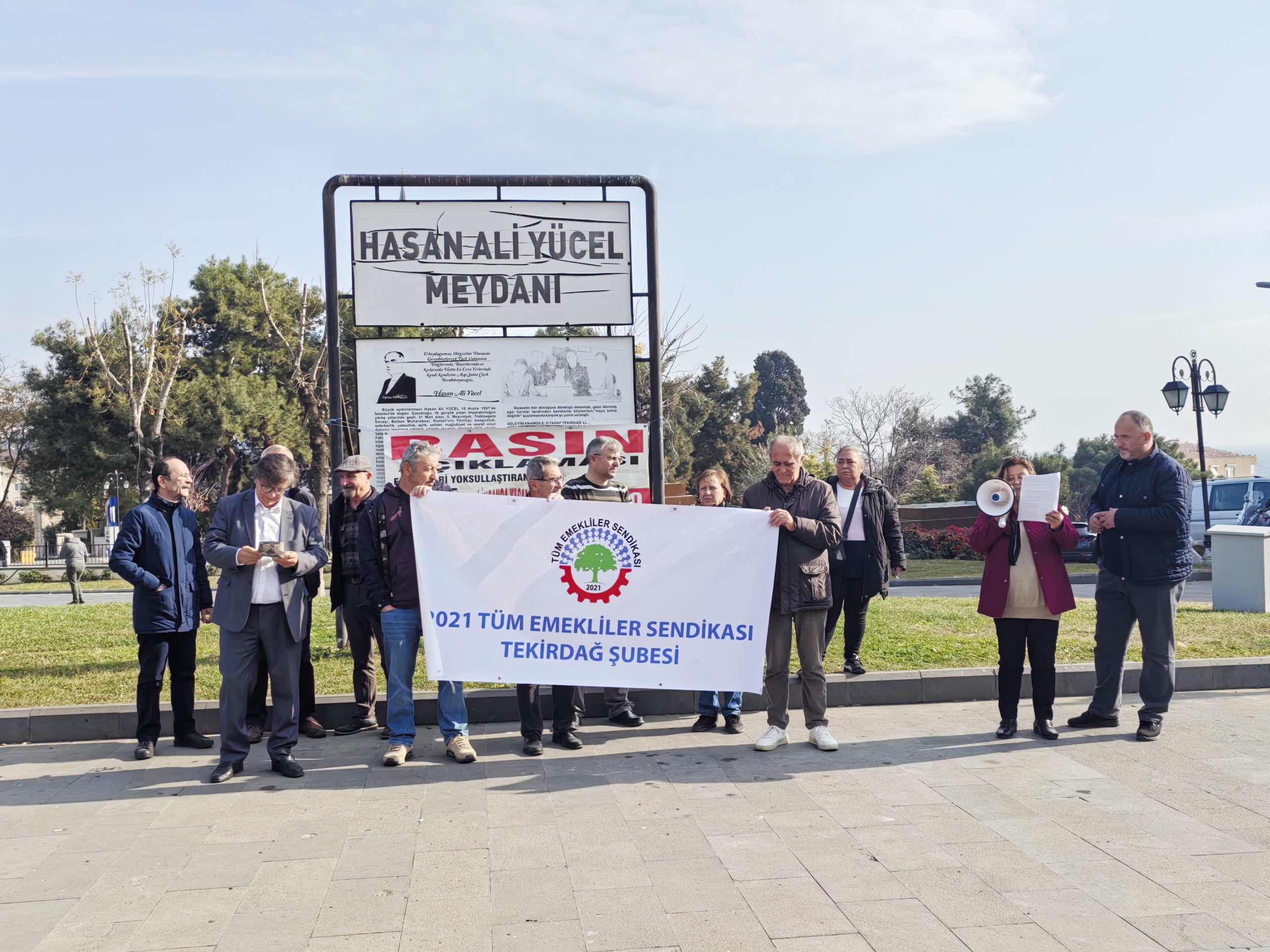 “EMEKLİLER YOKSULLUKLA BOĞUŞUYOR”
