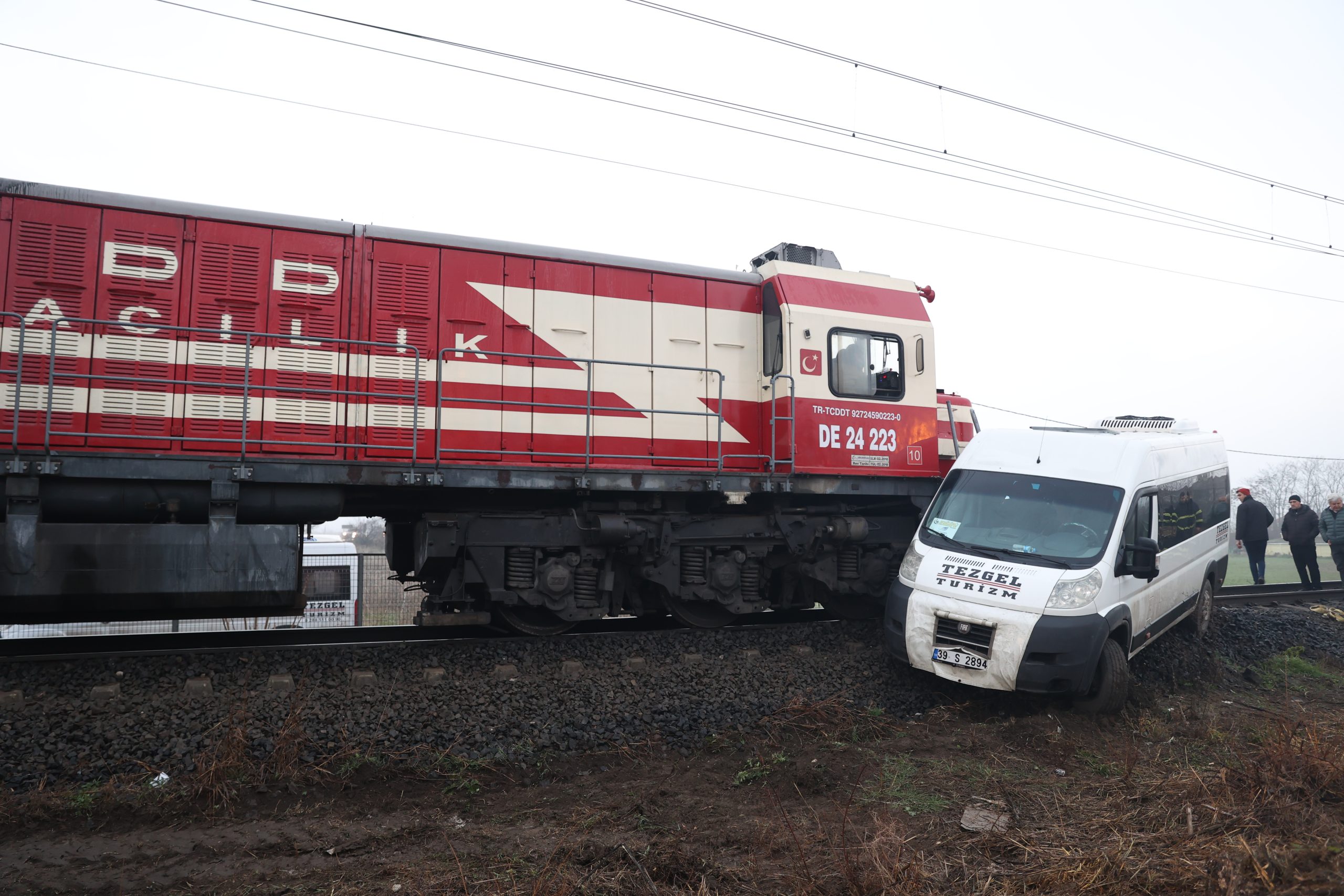 Yük treni minibüse çarptı