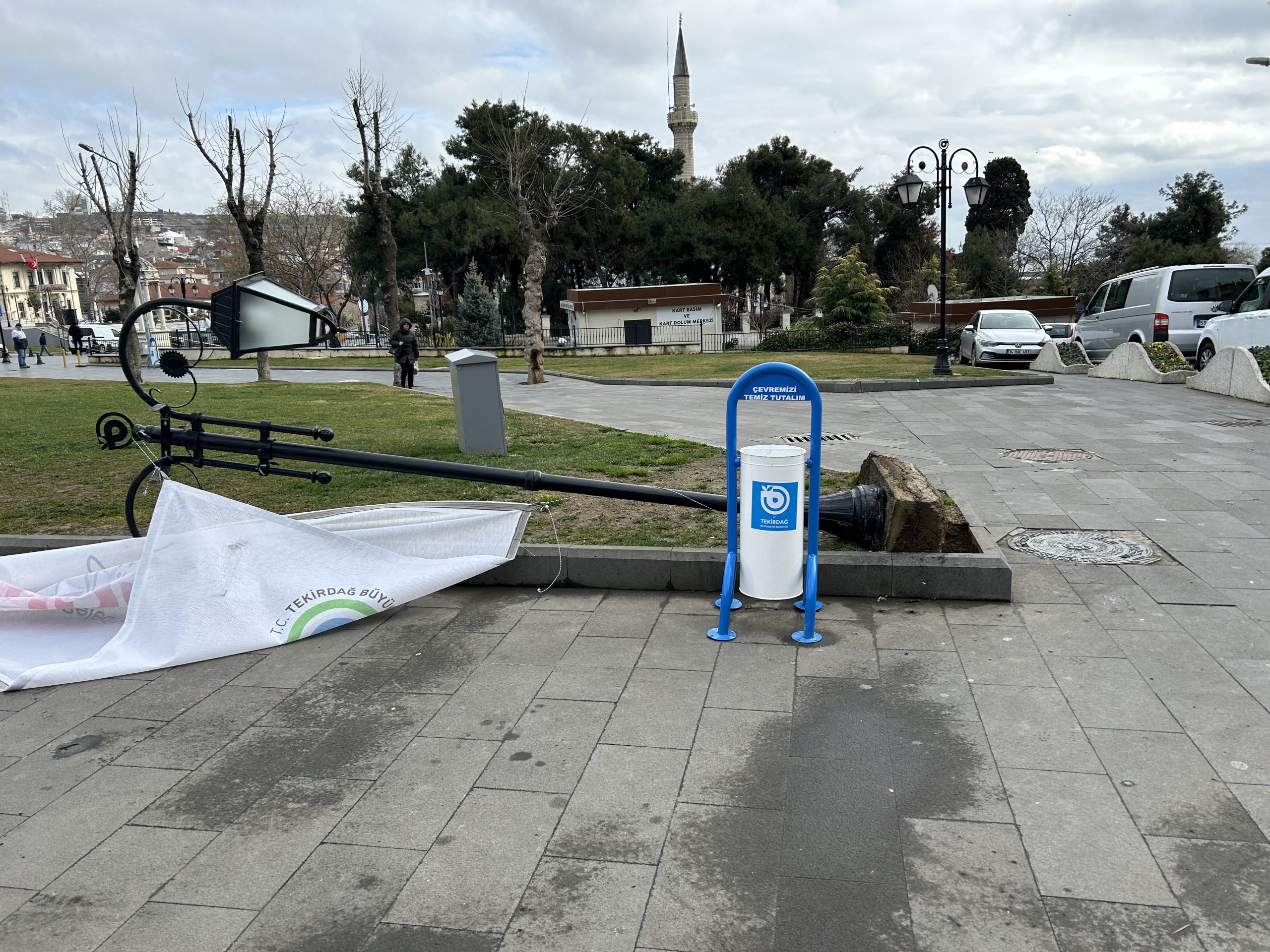 Aydınlatma direği devrildi