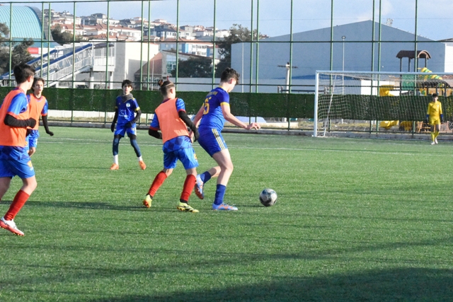 Akçeşmespor liderliği bırakmadı