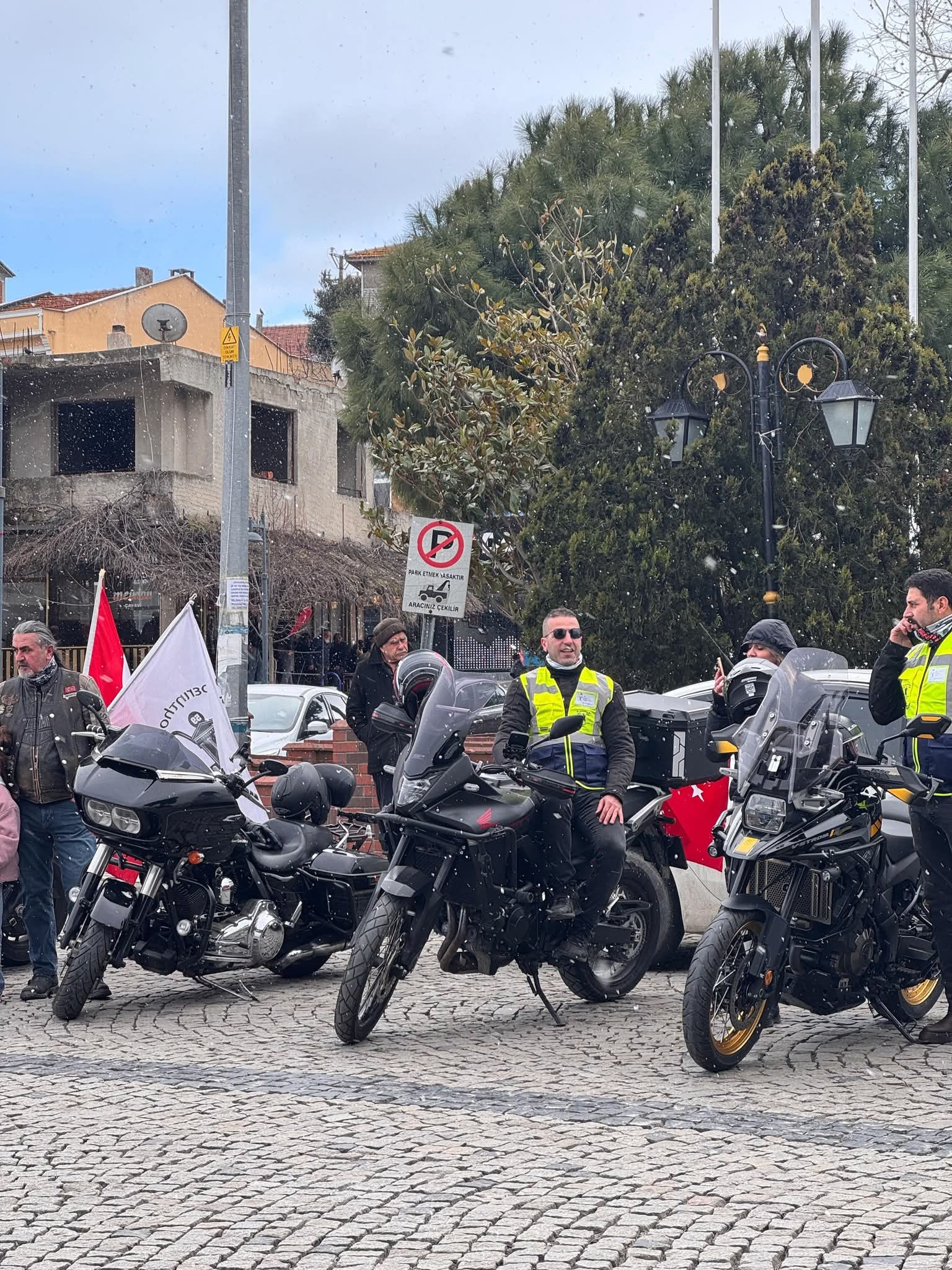 Motorcu Dostu Bariyer İçin Kortej