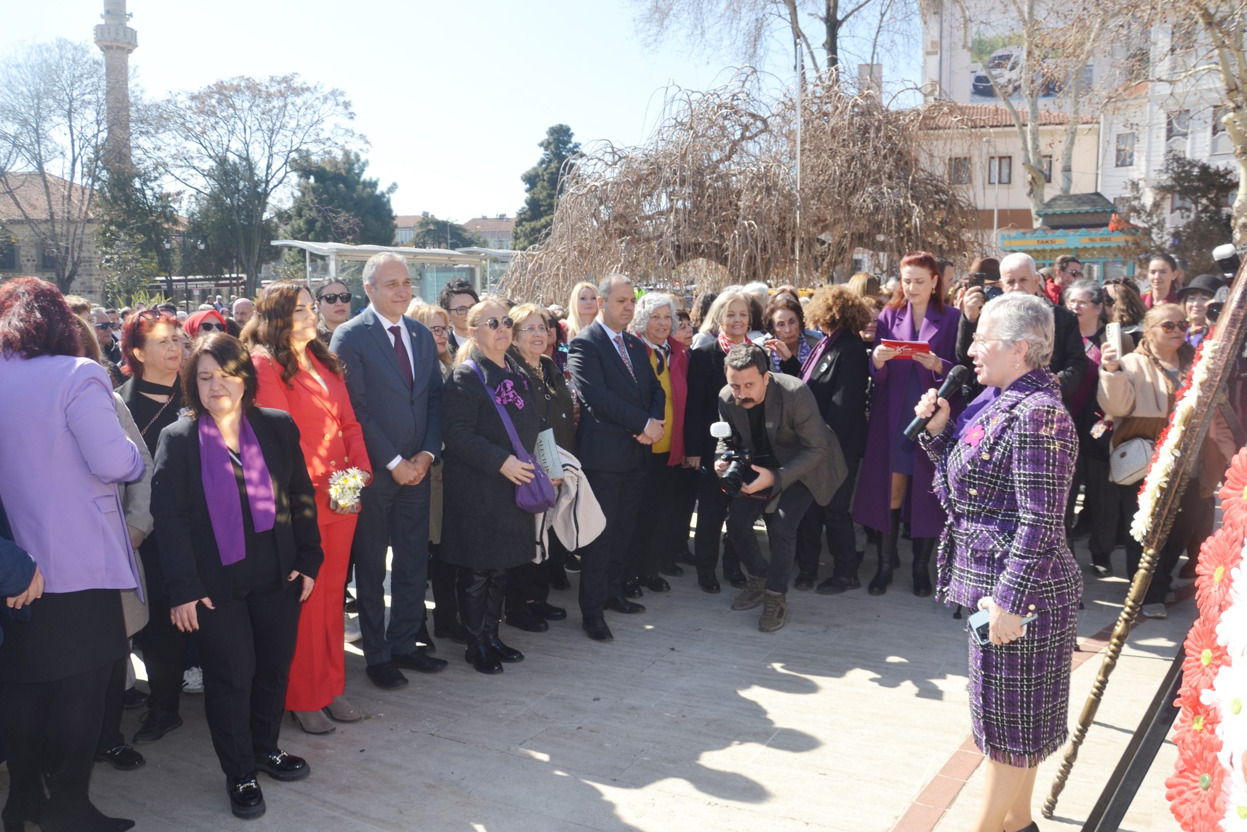 Kadınlardan Ata’ya saygı