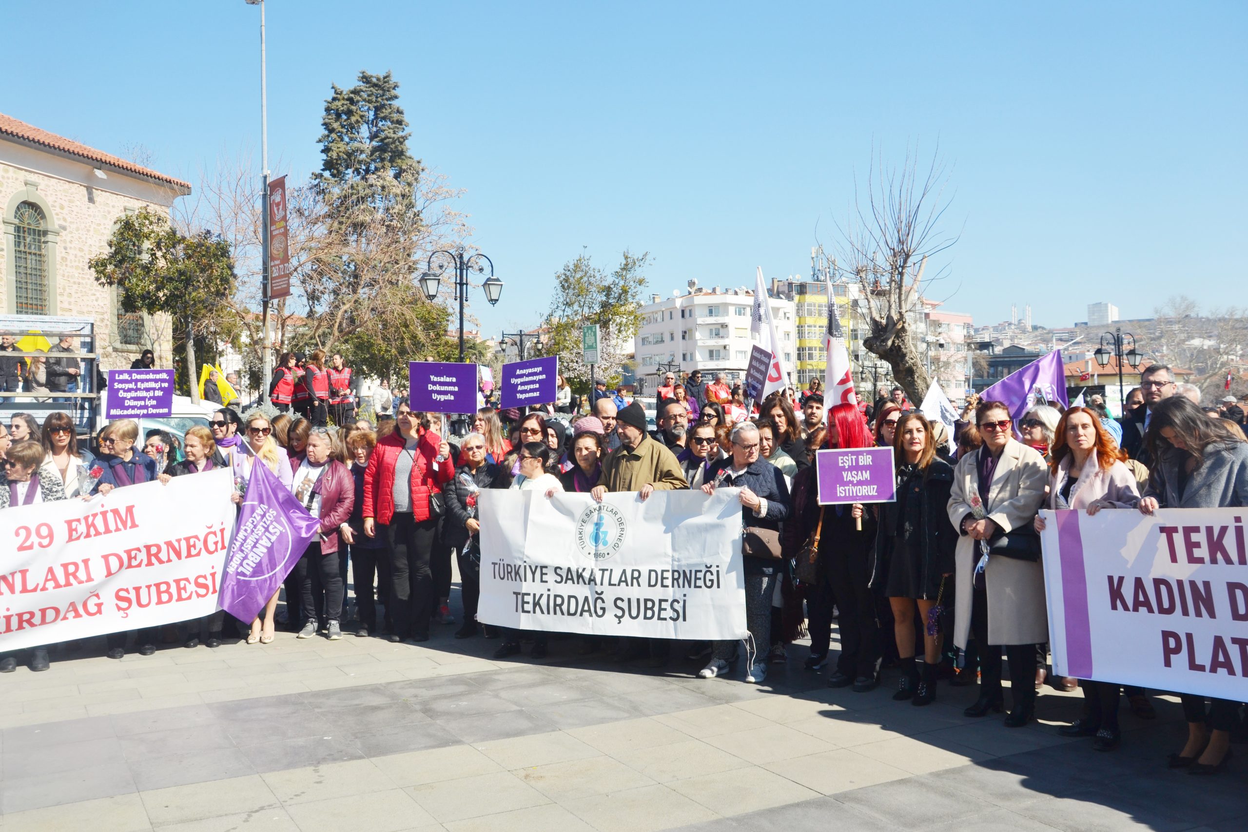 Kadınlardan eşitlik çağrısı