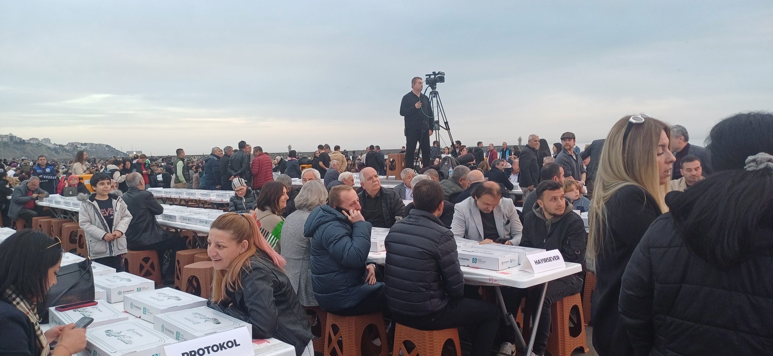 Sahil iftarına on binlerce kişi katıldı
