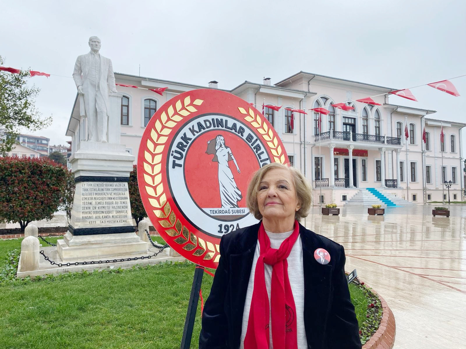“Tüm kadınları kucaklıyoruz”
