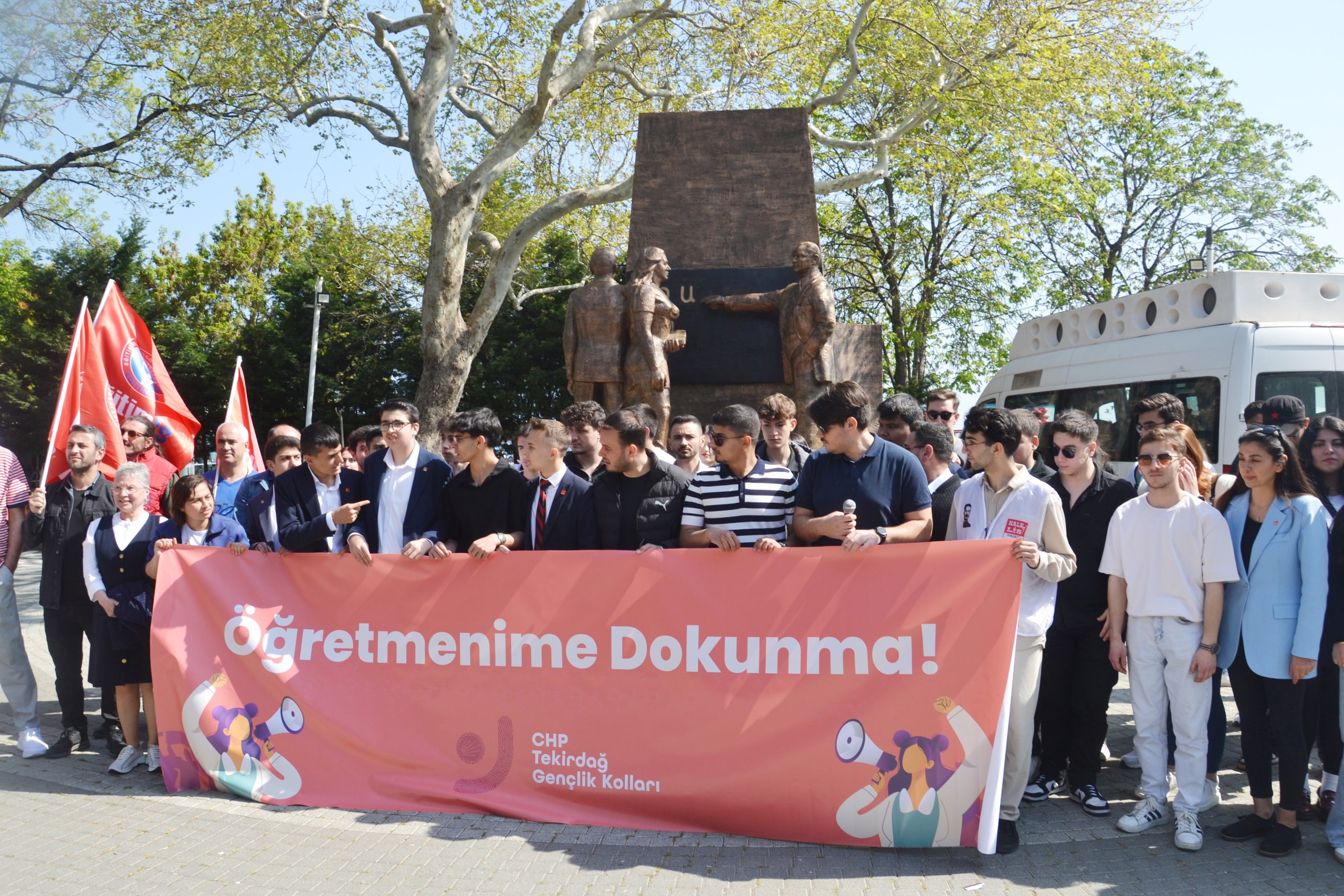 CHP’den “Öğretmenime dokunma” çağrısı