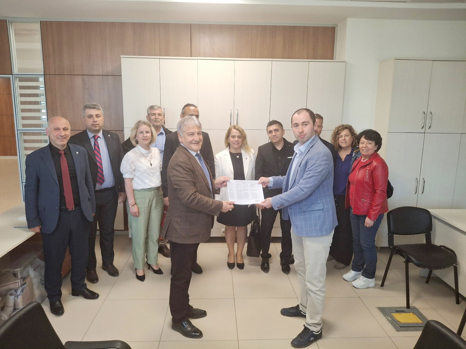 Kurt ve yönetimi mazbatasını aldı