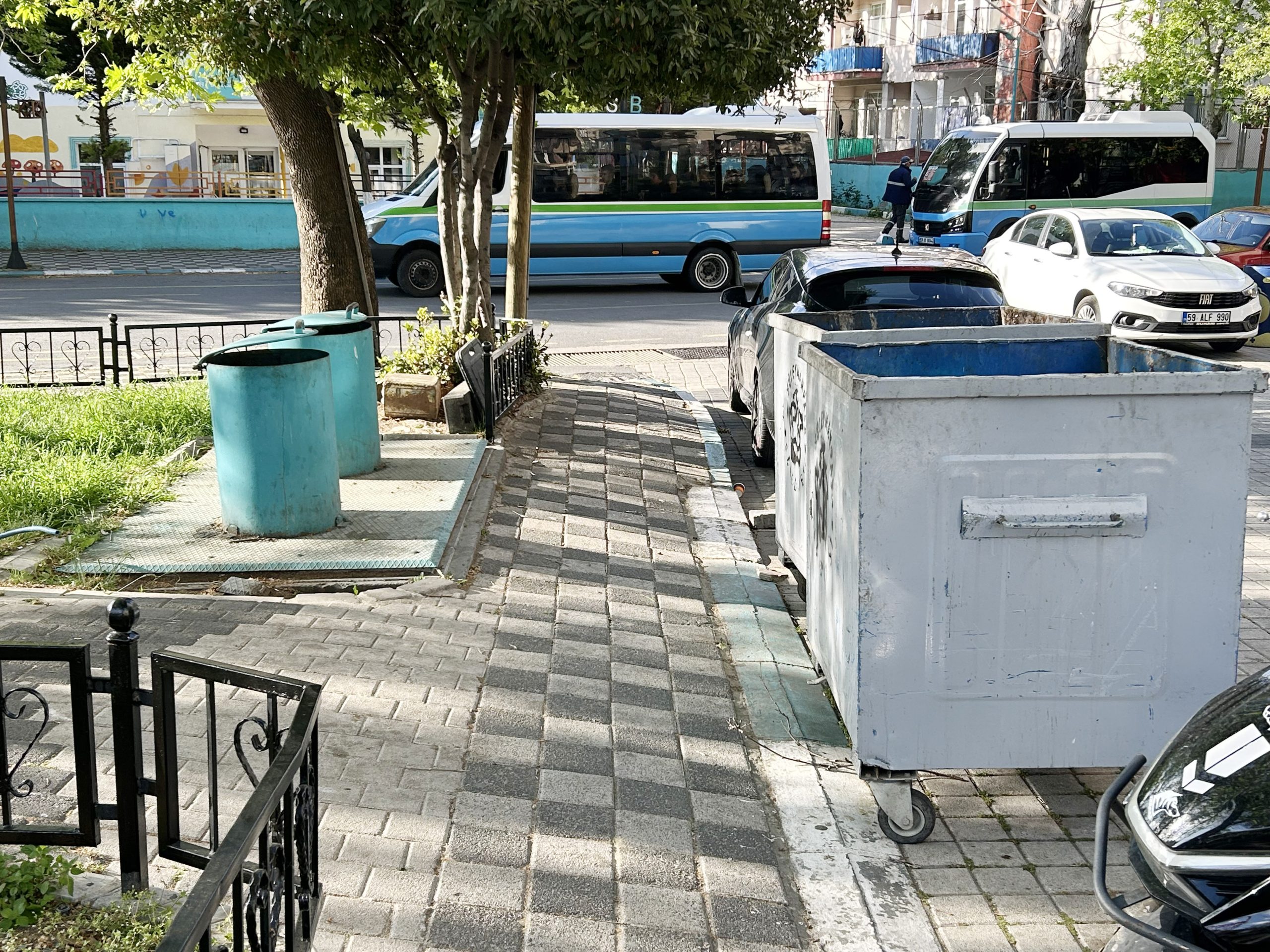 Otomatik çöp bidonları onarımsız kaldı