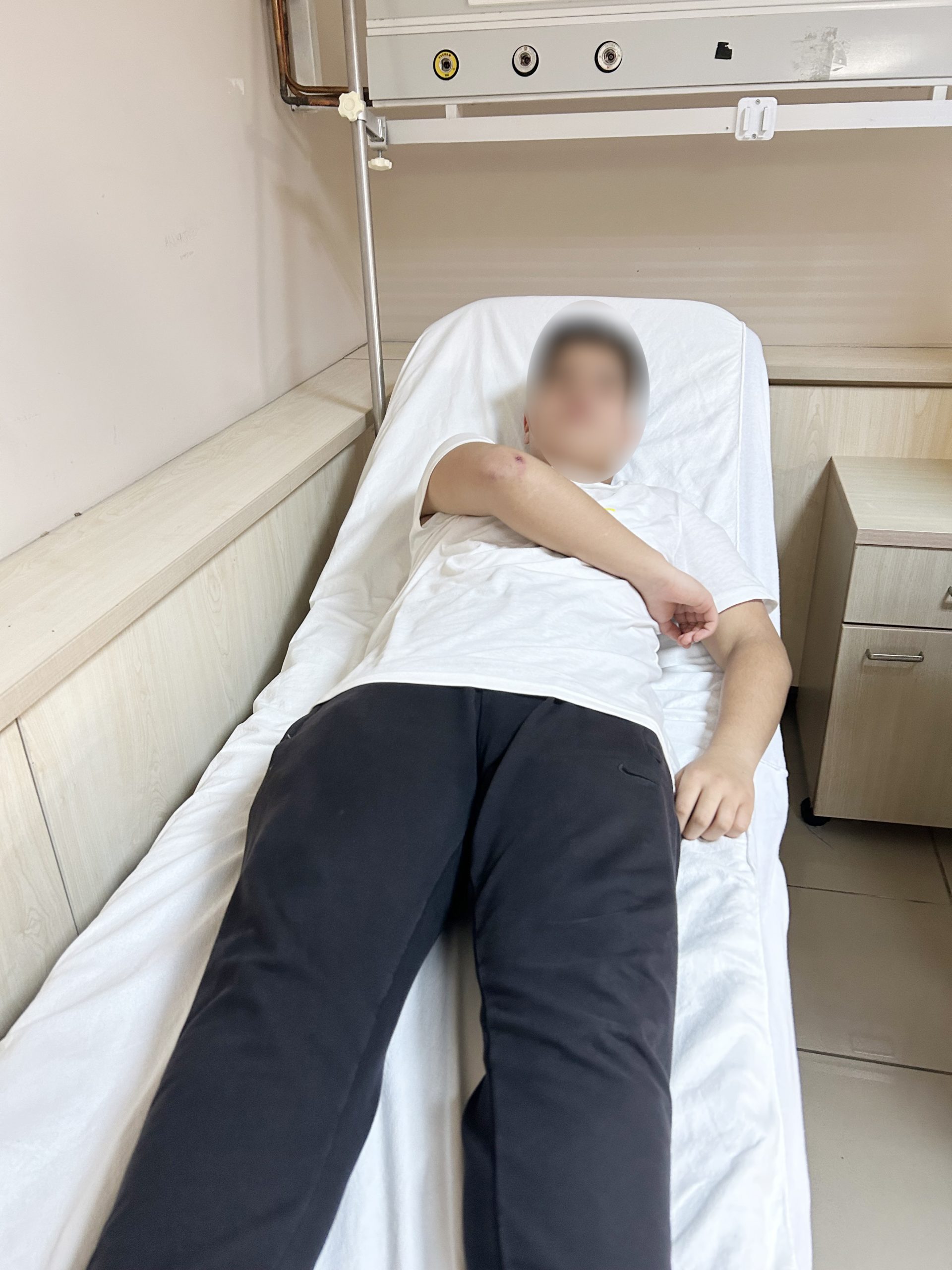 Okul önünde öğrenciye darp