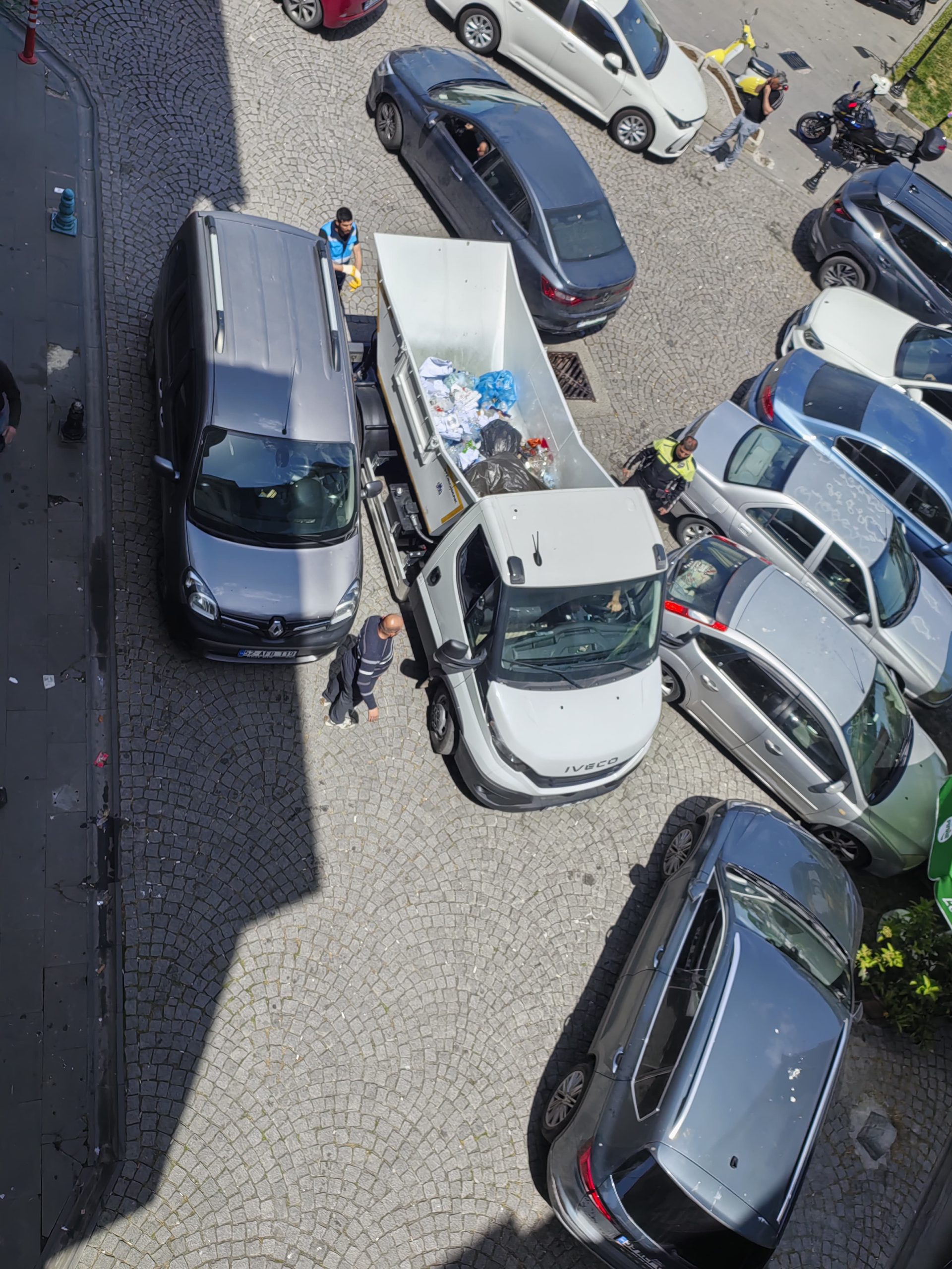 Yol ortasına park trafiği felç etti