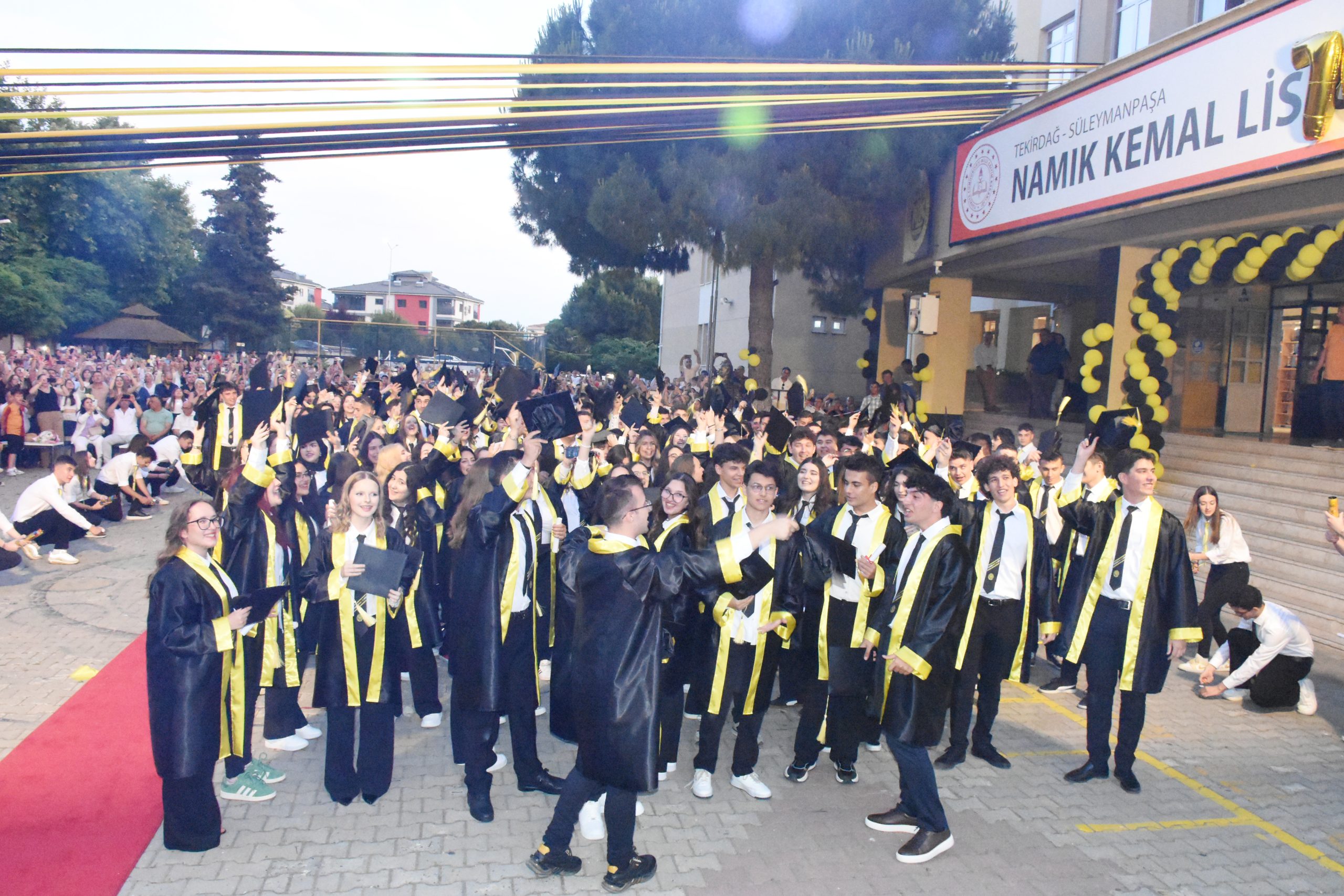 Namık Kemal yeni mezunlarını verdi