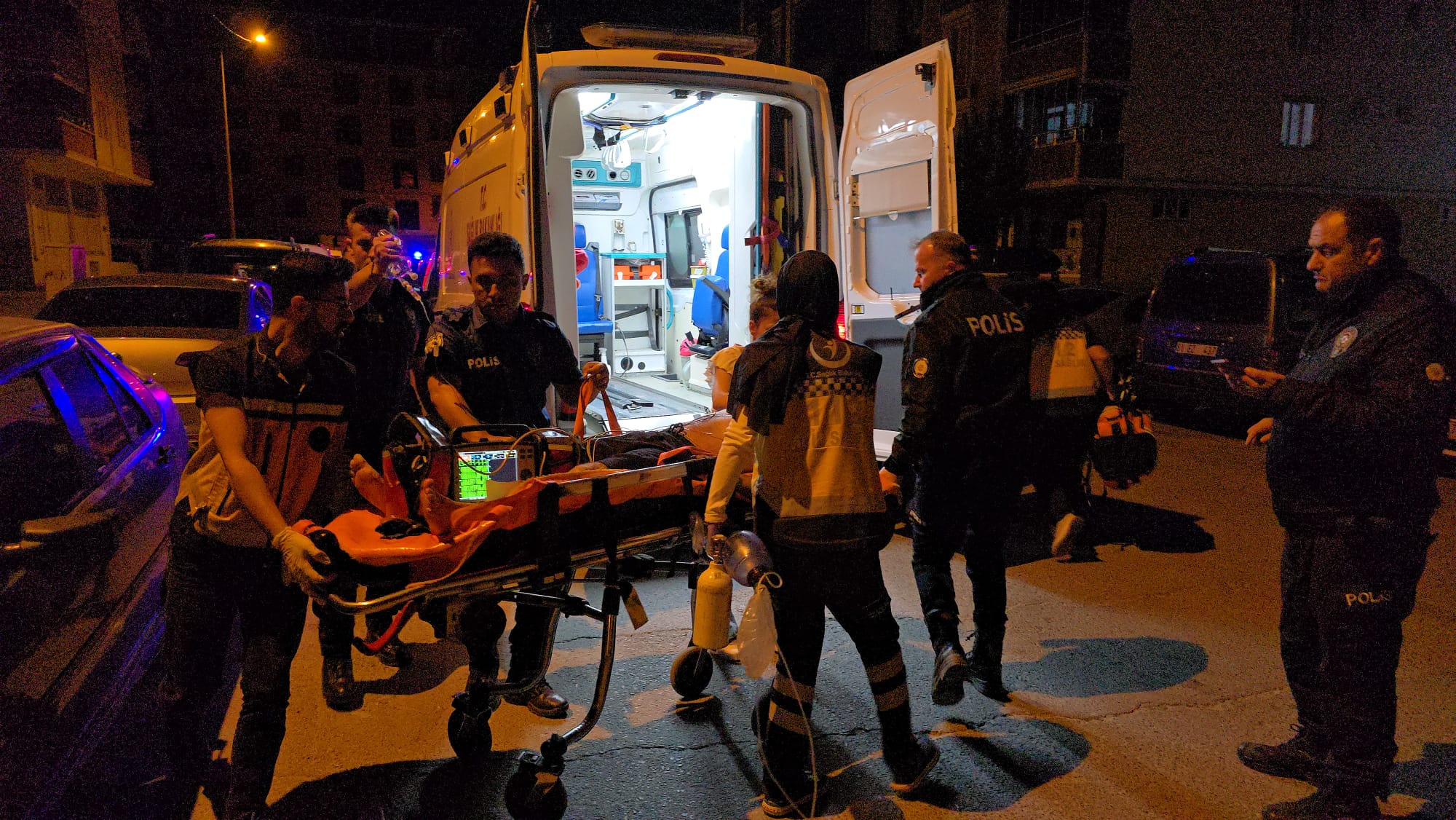 Baba oğlunu bıçaklayarak ağır yaraladı