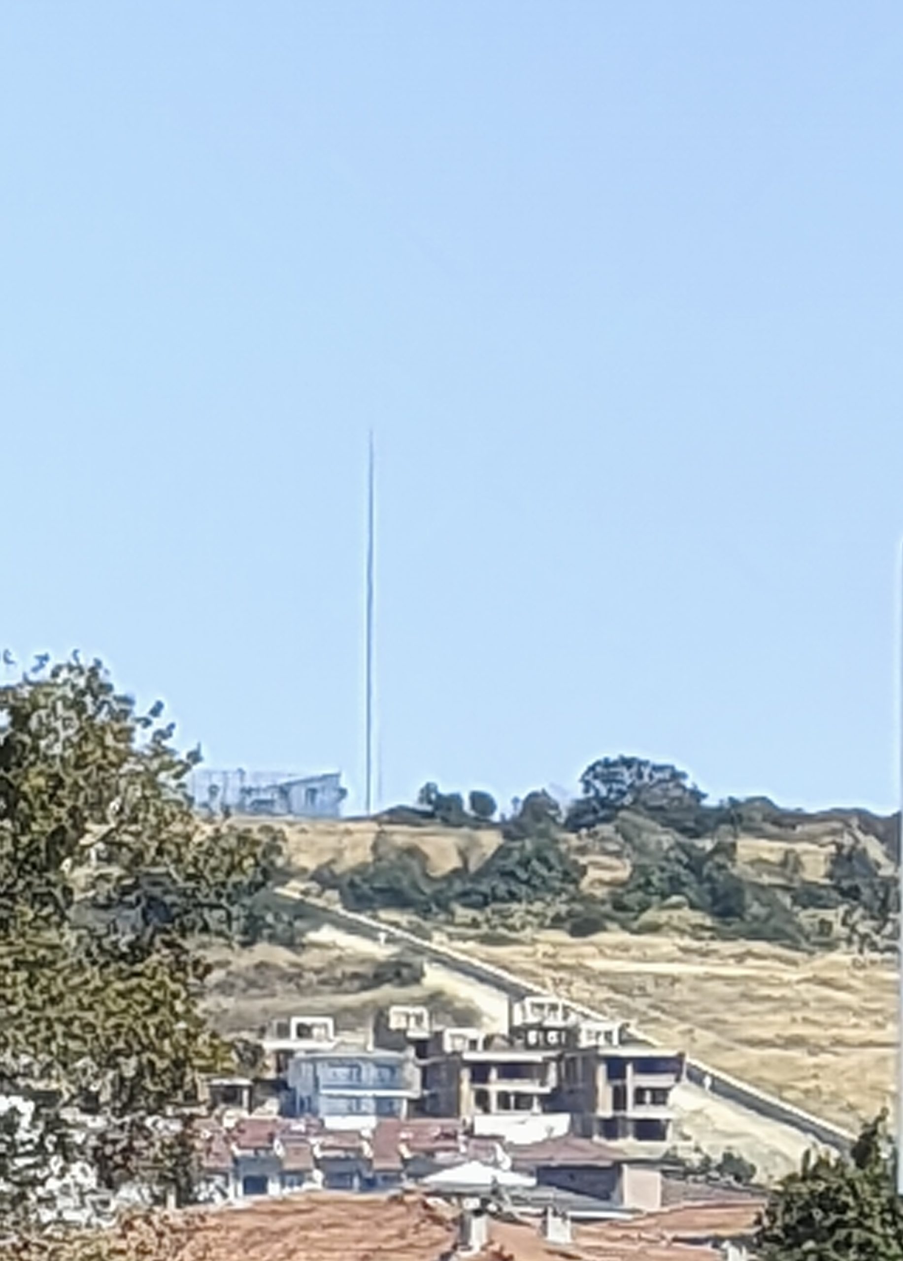 Bayrak rüzgara dayanamadı