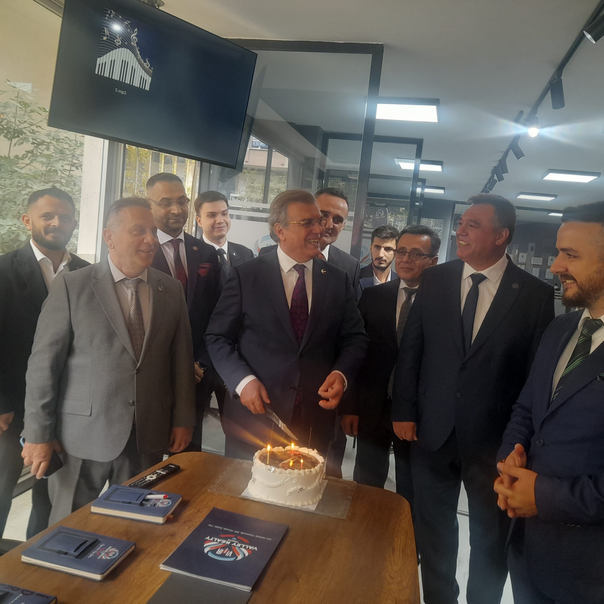 Genel başkan yardımcısına sürpriz kutlama