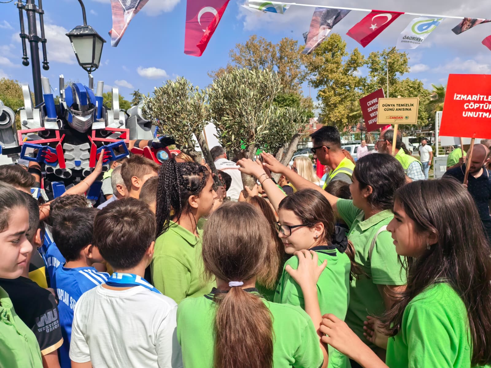 Minikler zeytin ağacı dikti