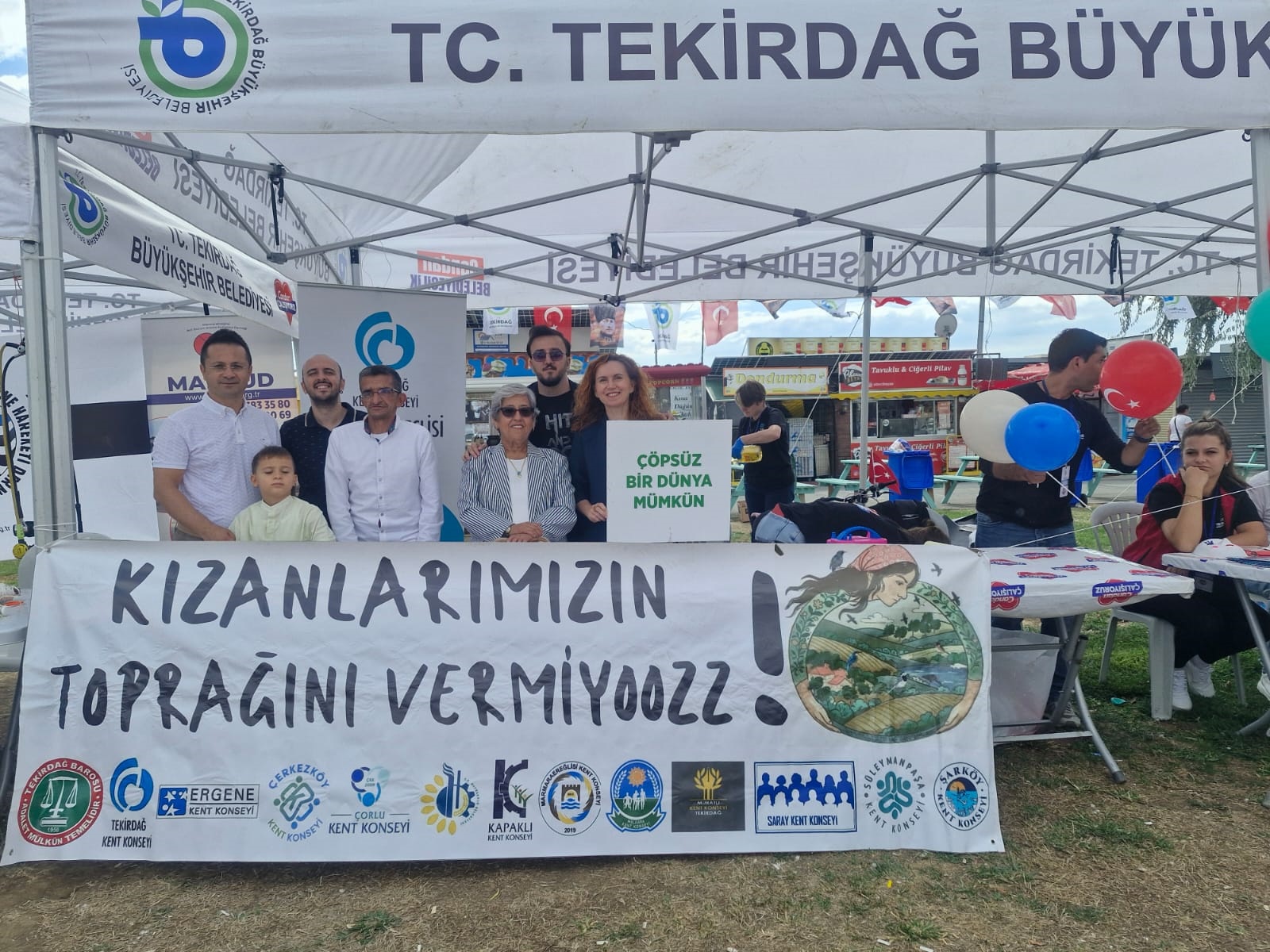 “Kızanlarımızın Toprağını Vermiyoruz” pankartı açıldı