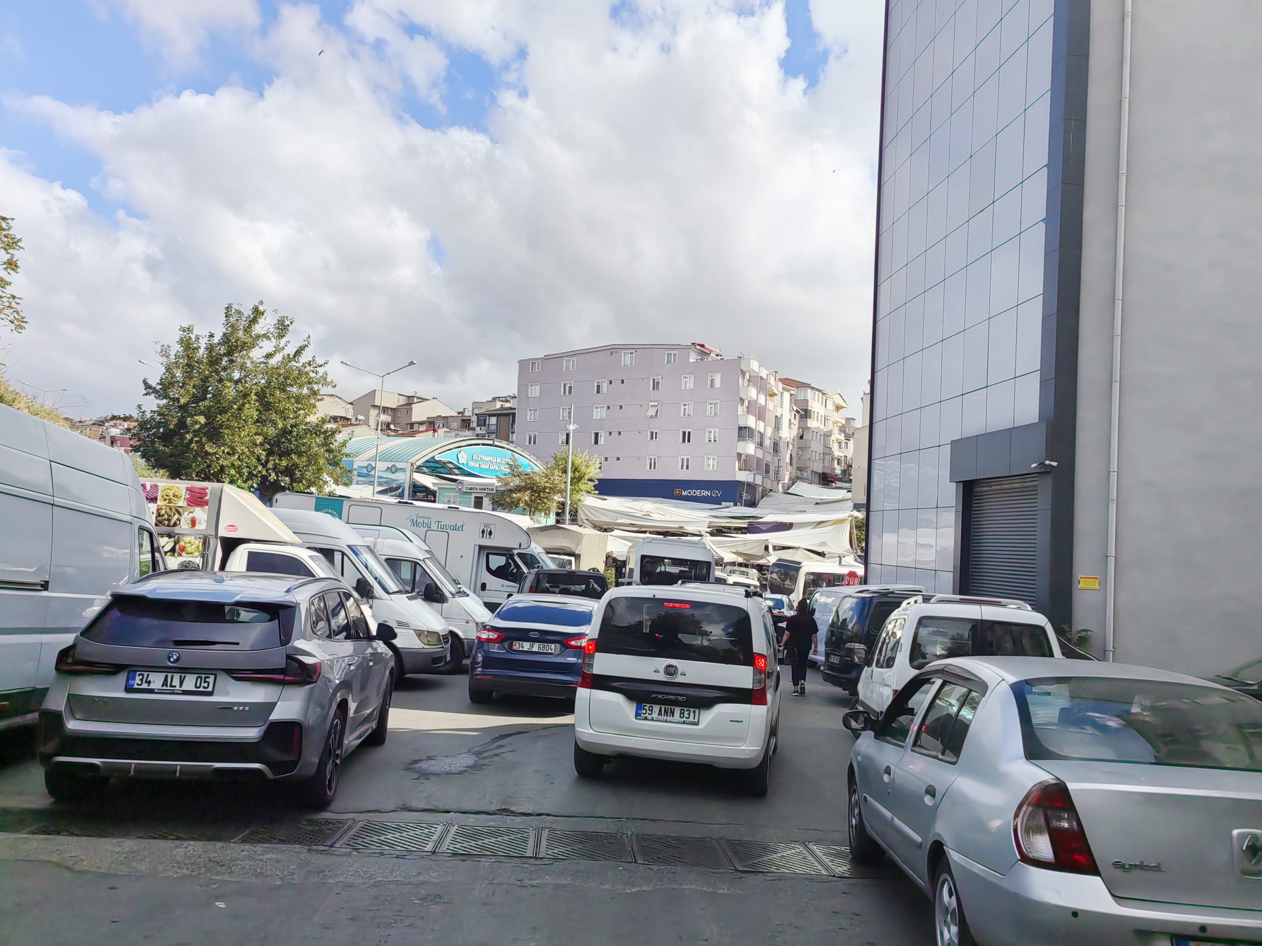 Pazarda Trafik Kilitlendi