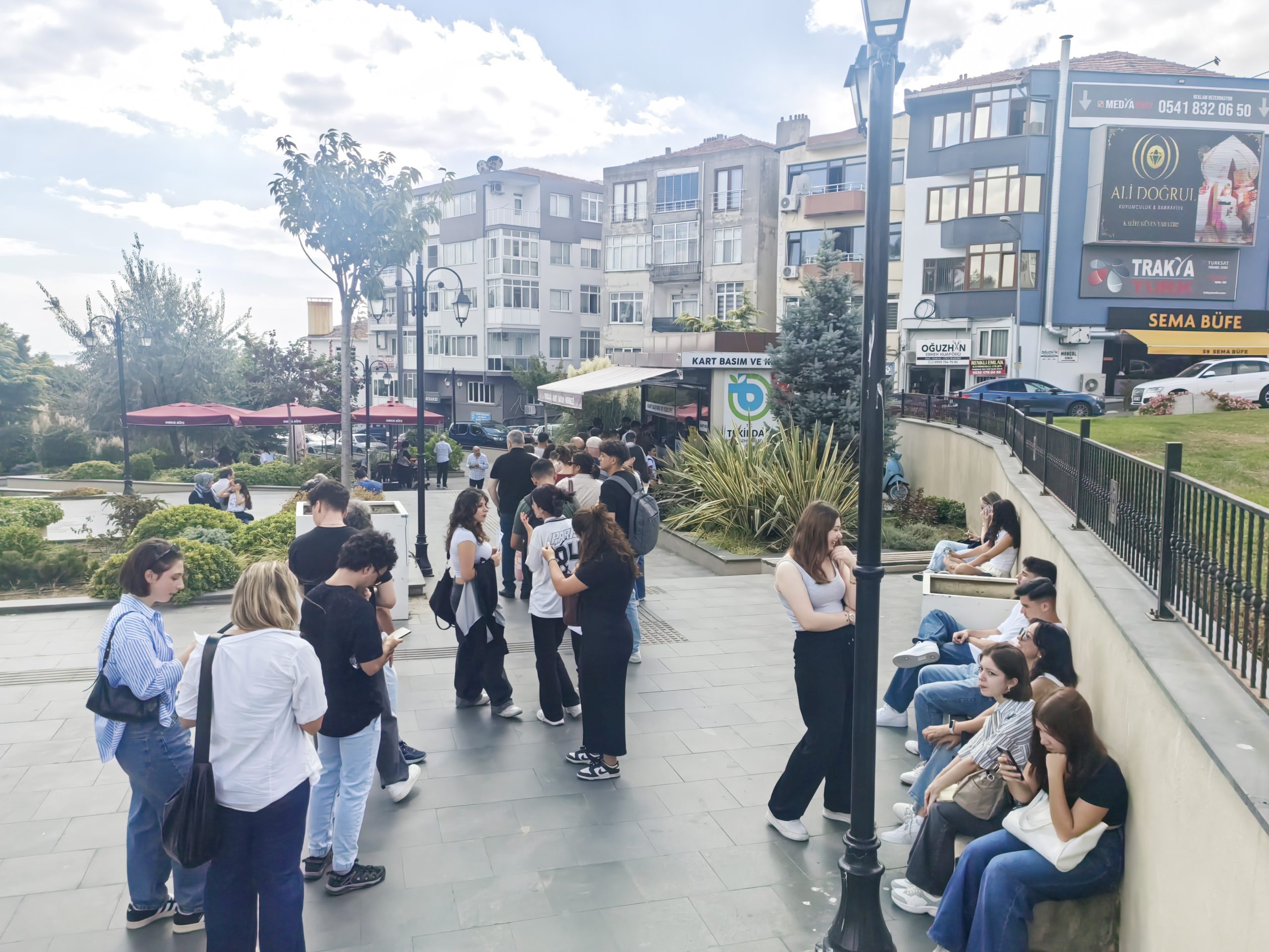 Öğrenciler kart kuyruğunda