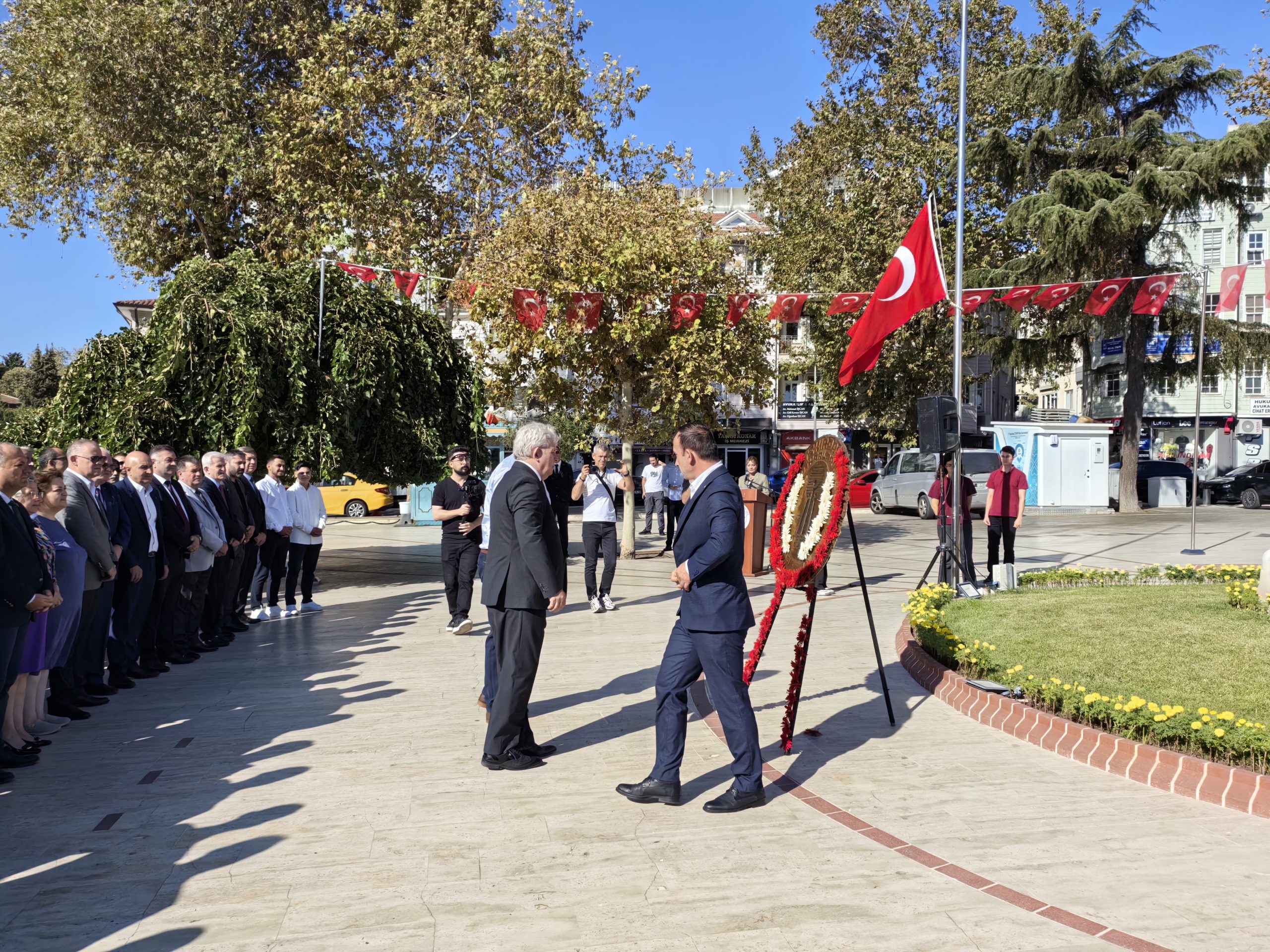 Etkinlikler çelenk sunma töreni ile başladı