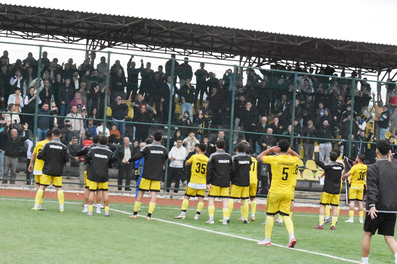 Taraftarlar tribünde maç izlemek istiyor