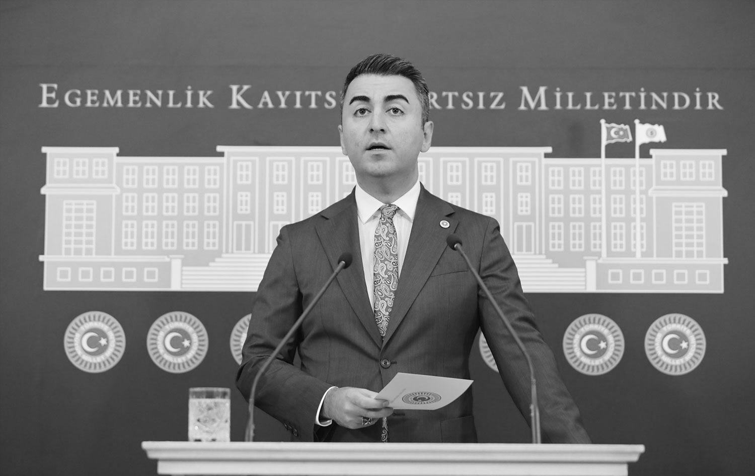 Milletvekili basının yanında