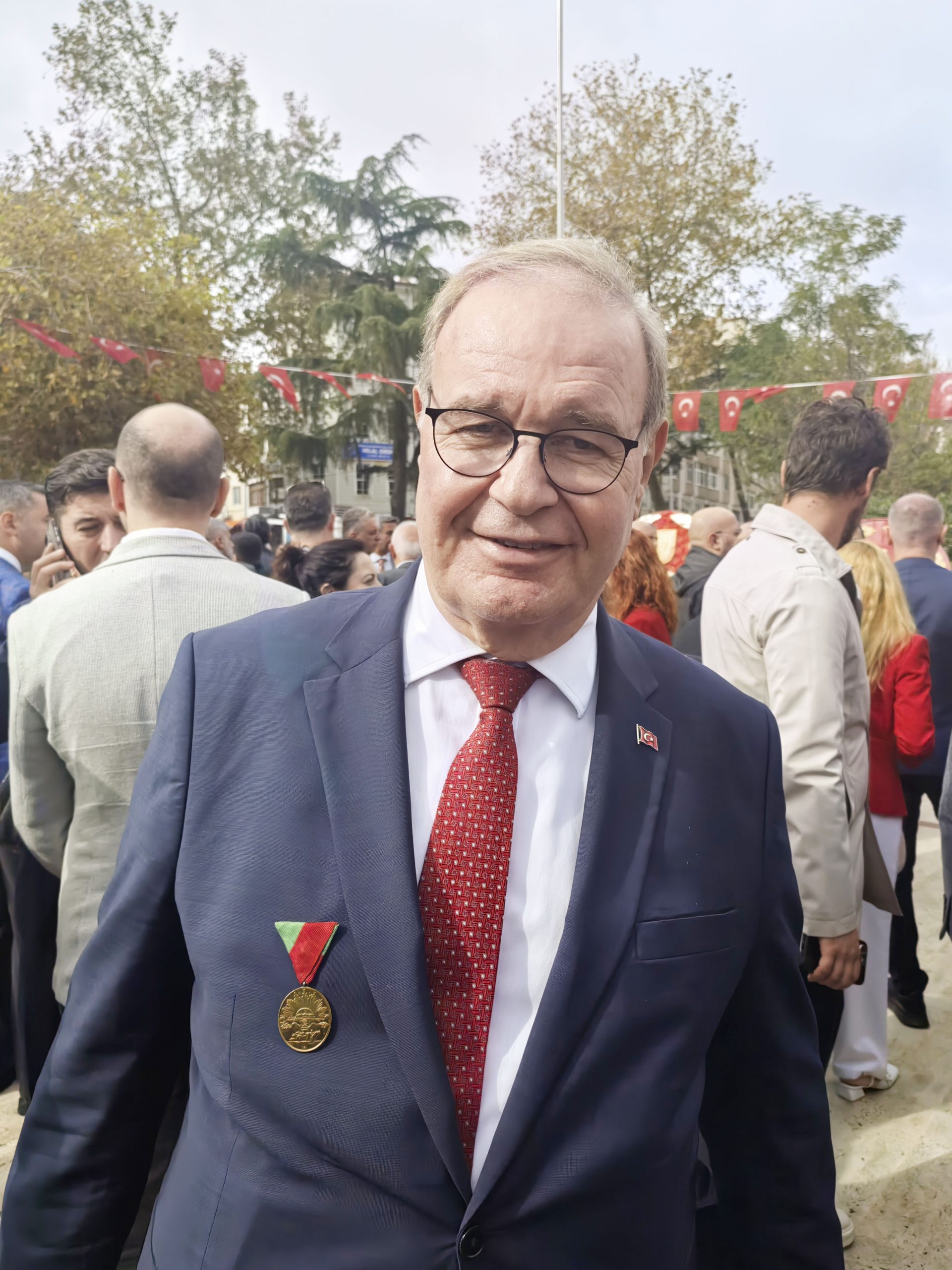 Öztrak, İstiklal  madalyası ile törene katıldı