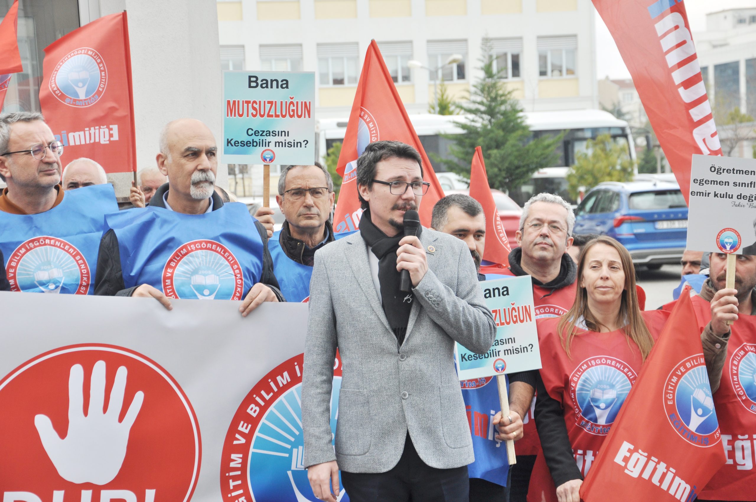 ÖĞRETMENLER GEÇİNEMİYOR, MESLEK İTİBARINI KAYBEDİYOR