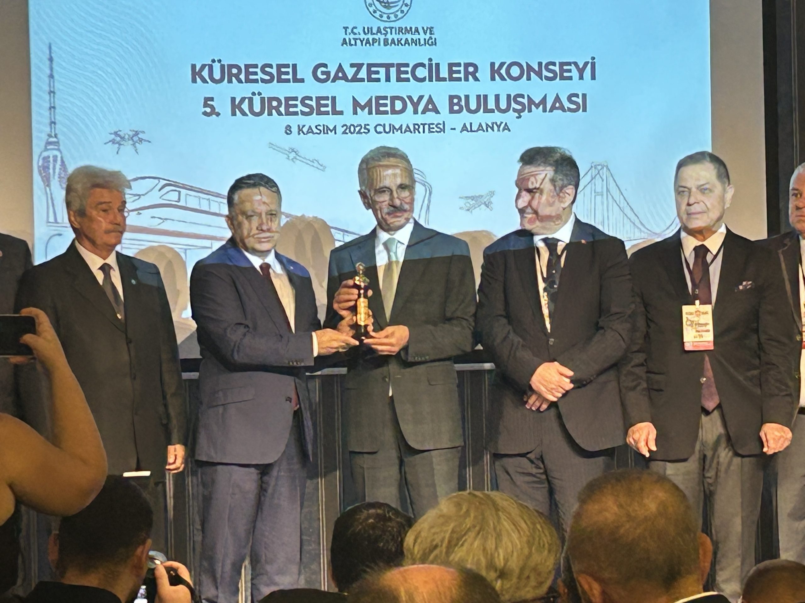 Bakan Abdulkadir Uraloğlu’na İsmail Gaspıralı Hizmet Ödülü