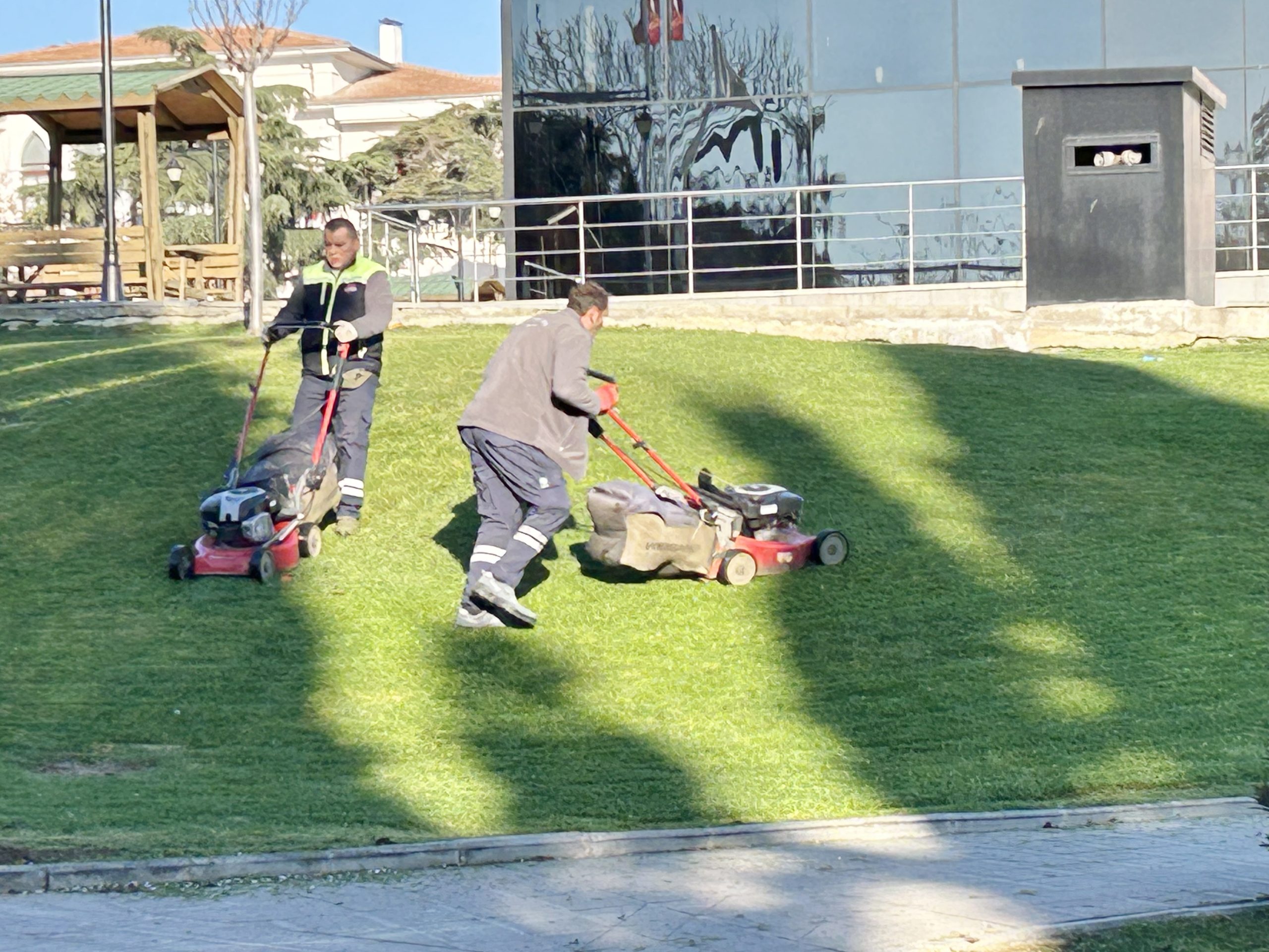 Belediyeden çim biçme hamlesi