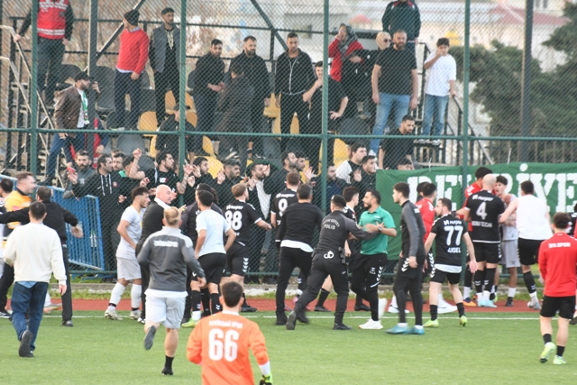 Tekirdağspor maçında saha karıştı