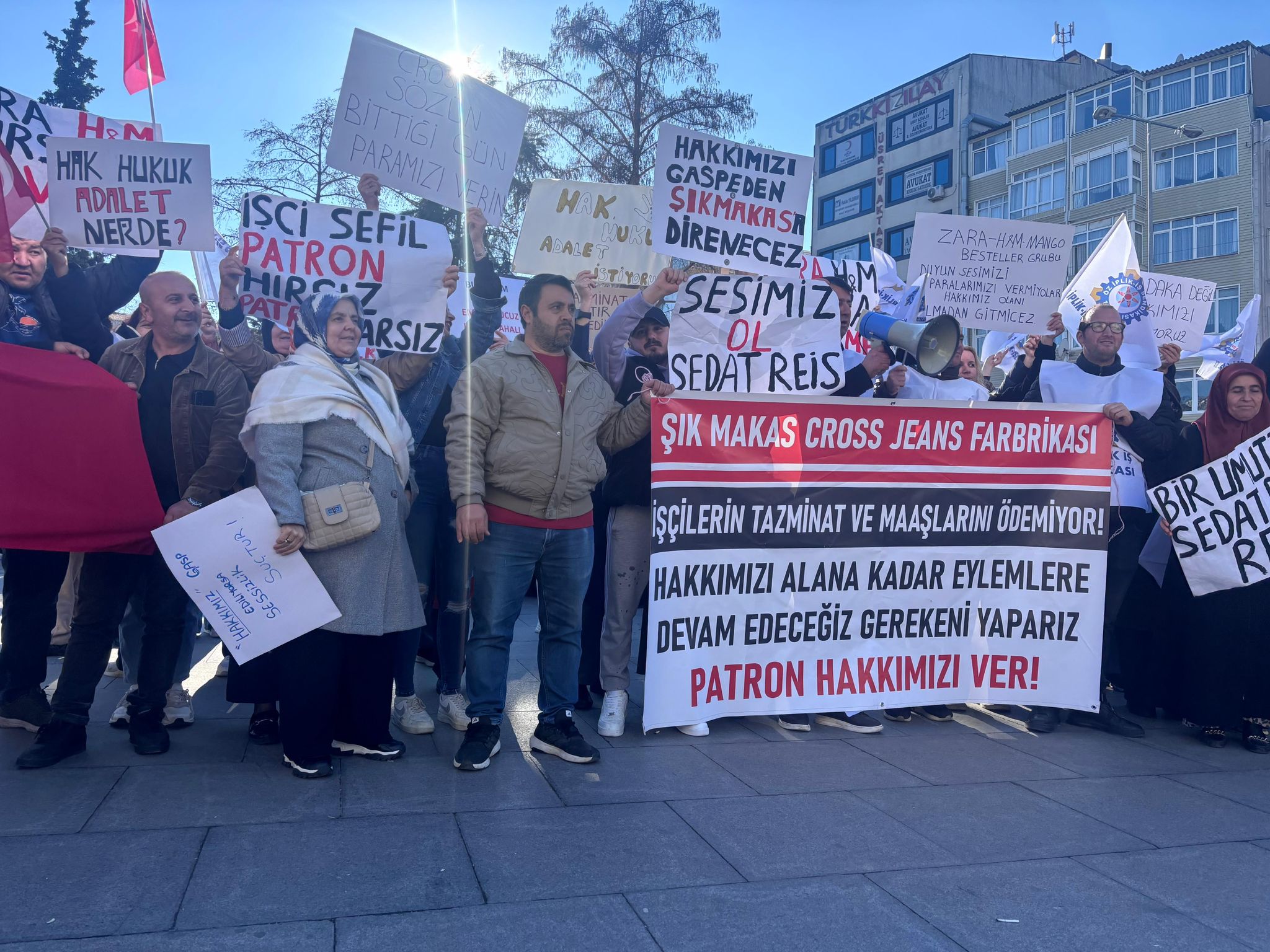FABRİKA İŞÇİLERİ EYLEM YAPTI