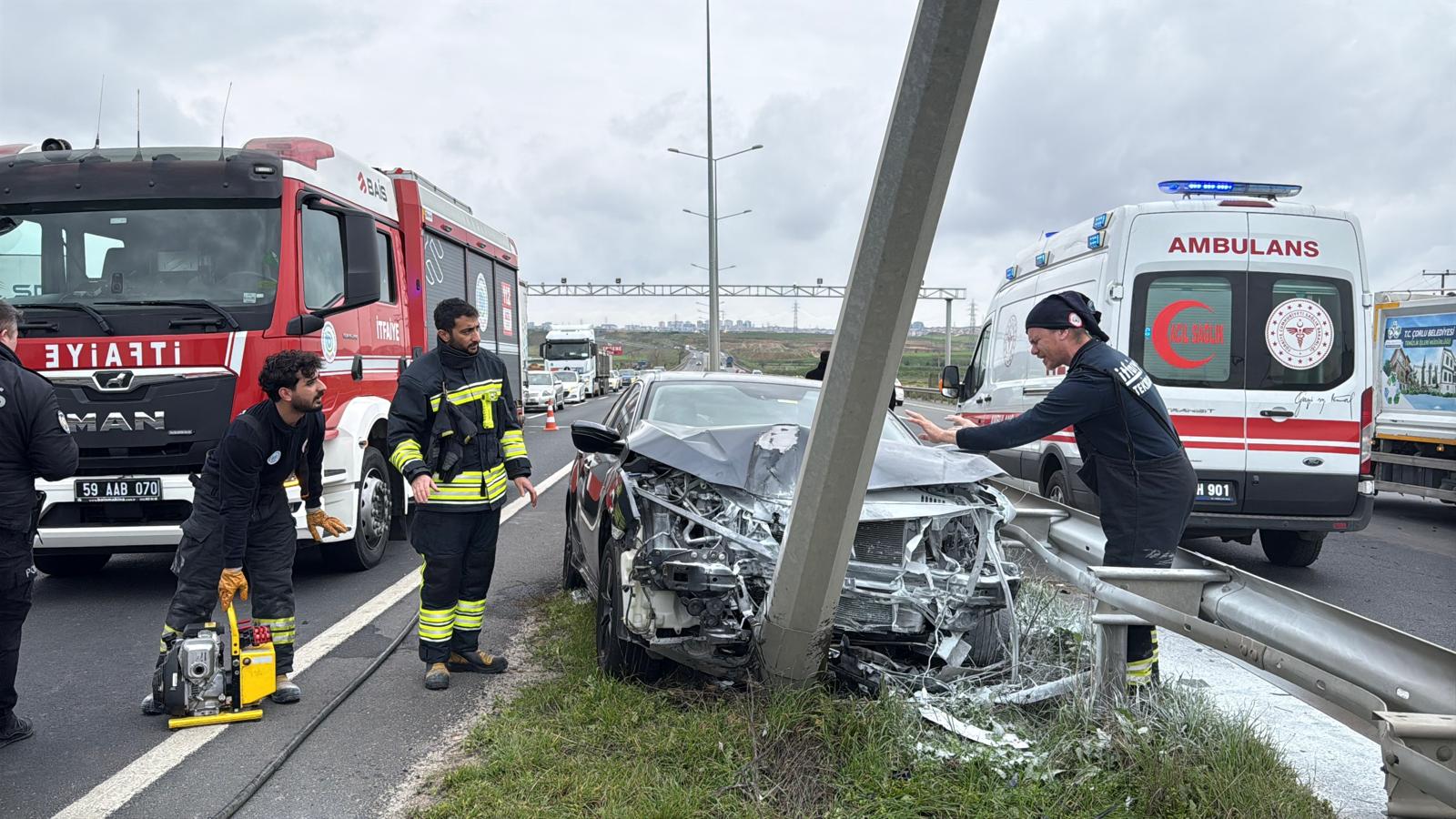 Aydınlatma direğine çarptı