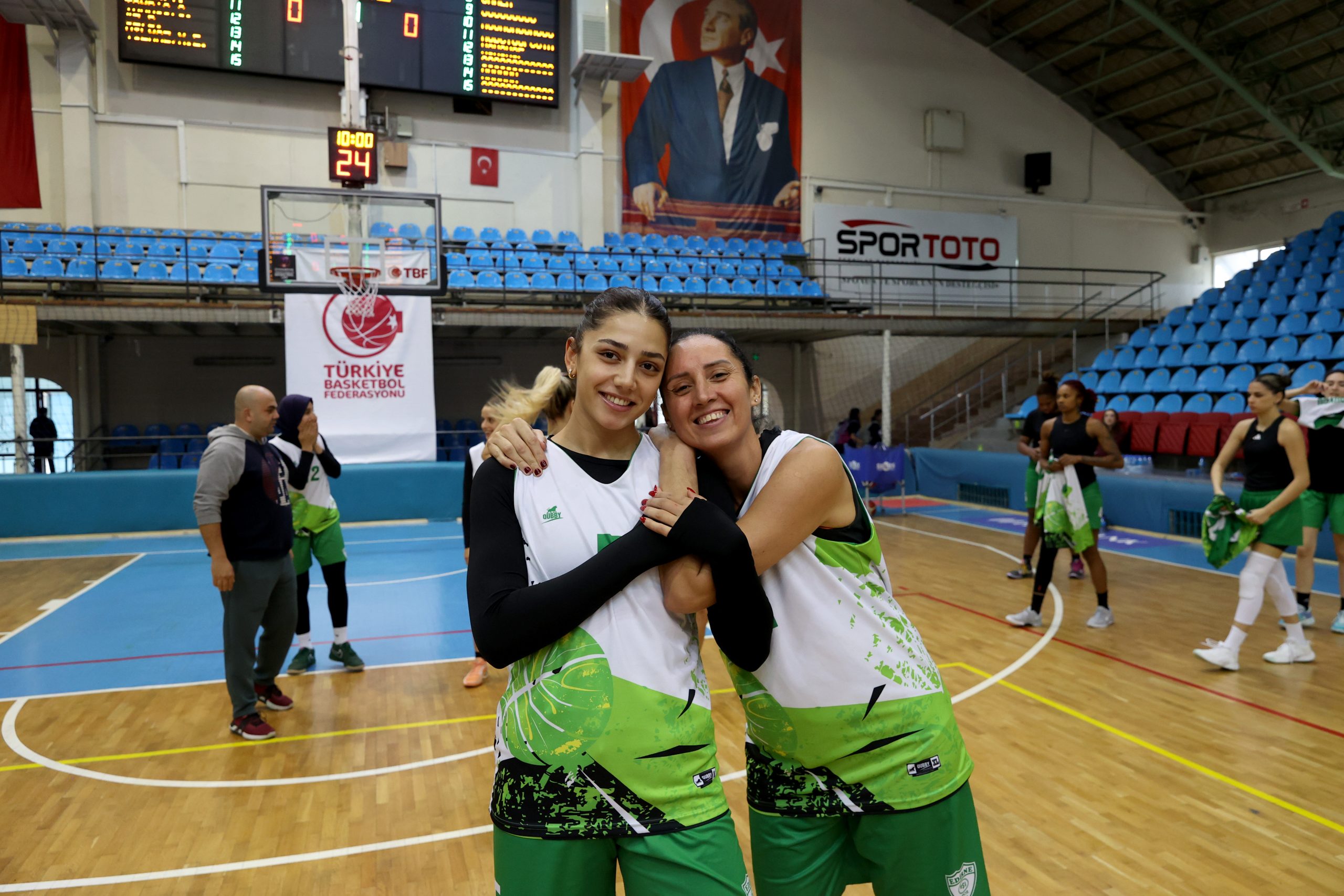 “Emekli” oyuncu parkede genç sporculara örnek oluyor