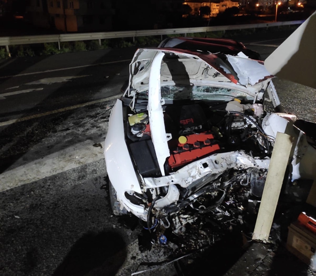 Tekirdağ’da refüje çarpan otomobilin sürücüsü öldü