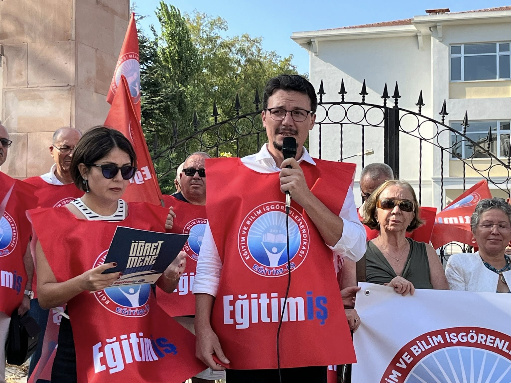 ‘ÜCRETLER YOKSULLUK SINIRININ ALTINDA’