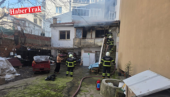 LÜLEBURGAZ’DA ÇIKAN YANGINDA İKİ KATLI EV KULLANILMAZ HALE GELDİ