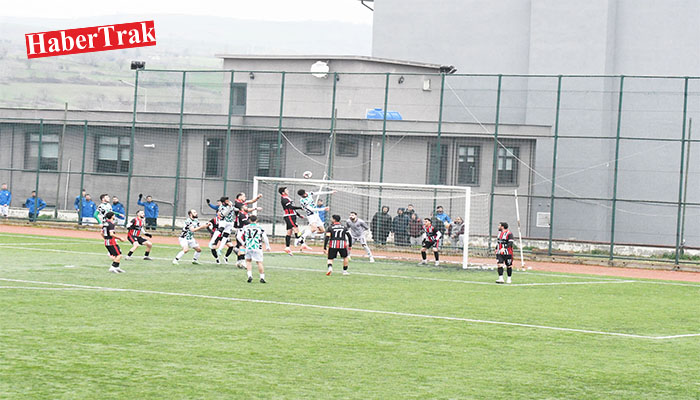 AKÇEŞMESPOR PUANI SÖKTÜ ALDI