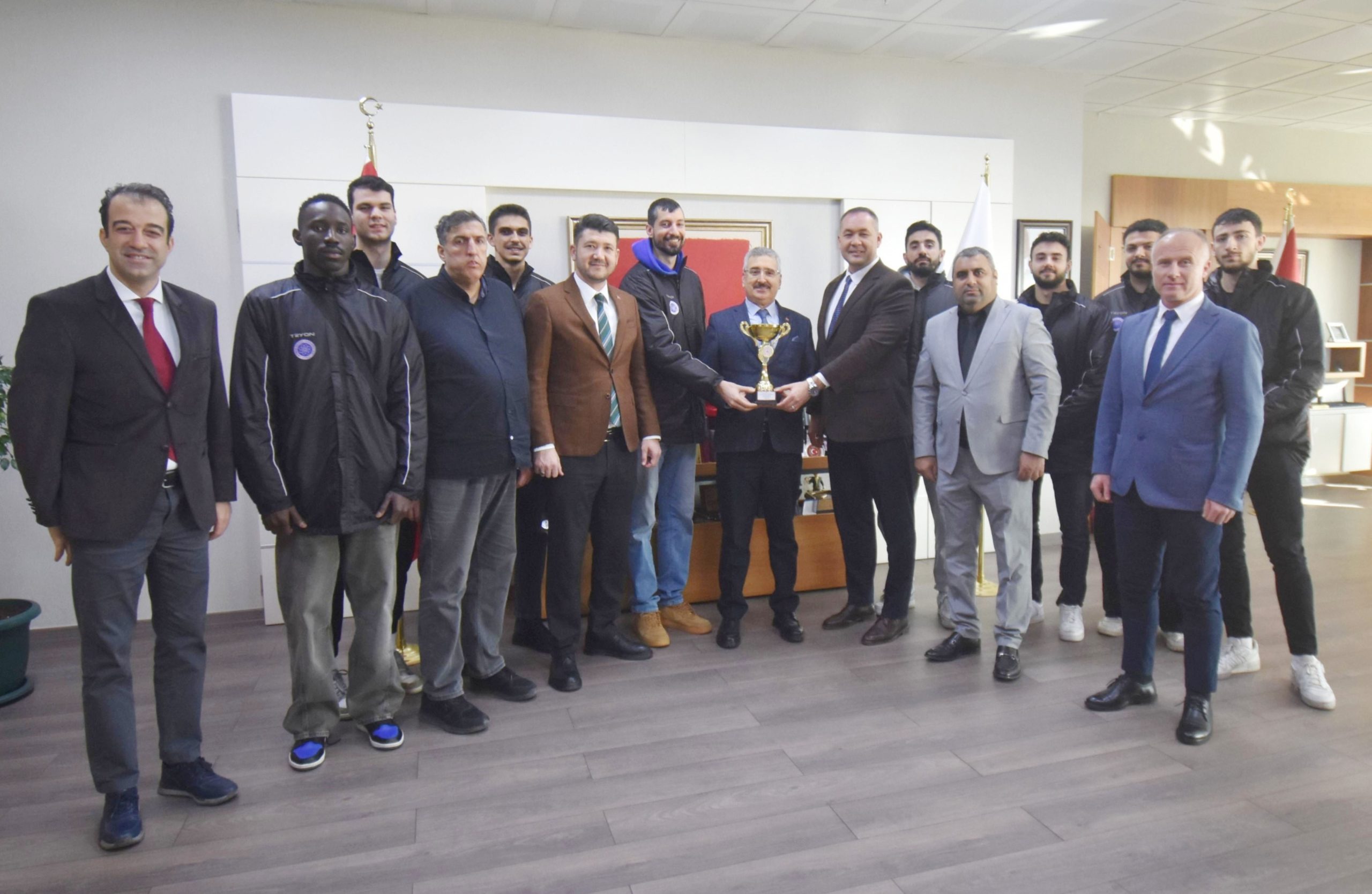 BASKET TAKIMINI TEBRİK ETTİ