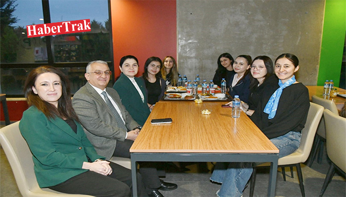 Öğrencilerle iftar yaptı