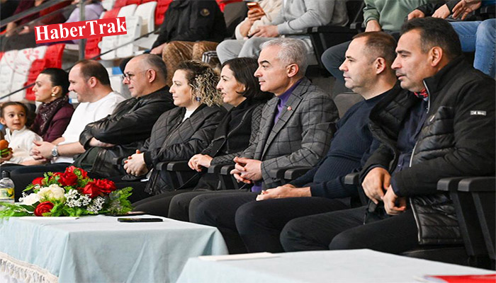 Potanın kızçelerini tribünden destekledi