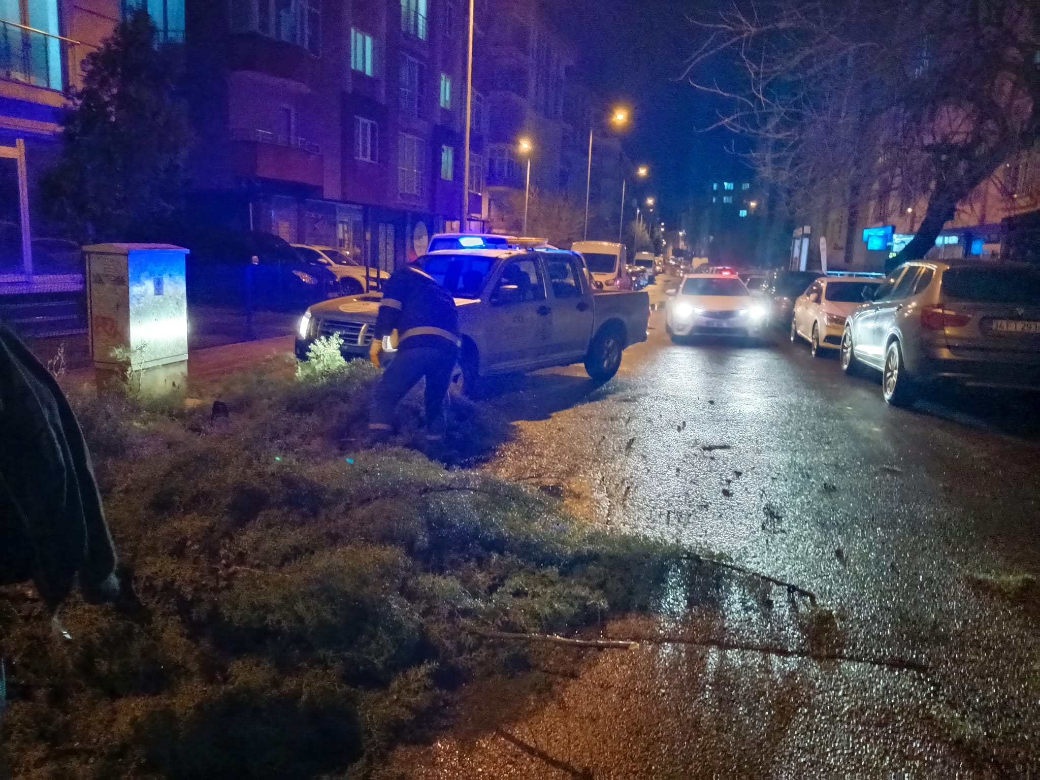 Bir ev ve iş yerinin çatısı uçtu