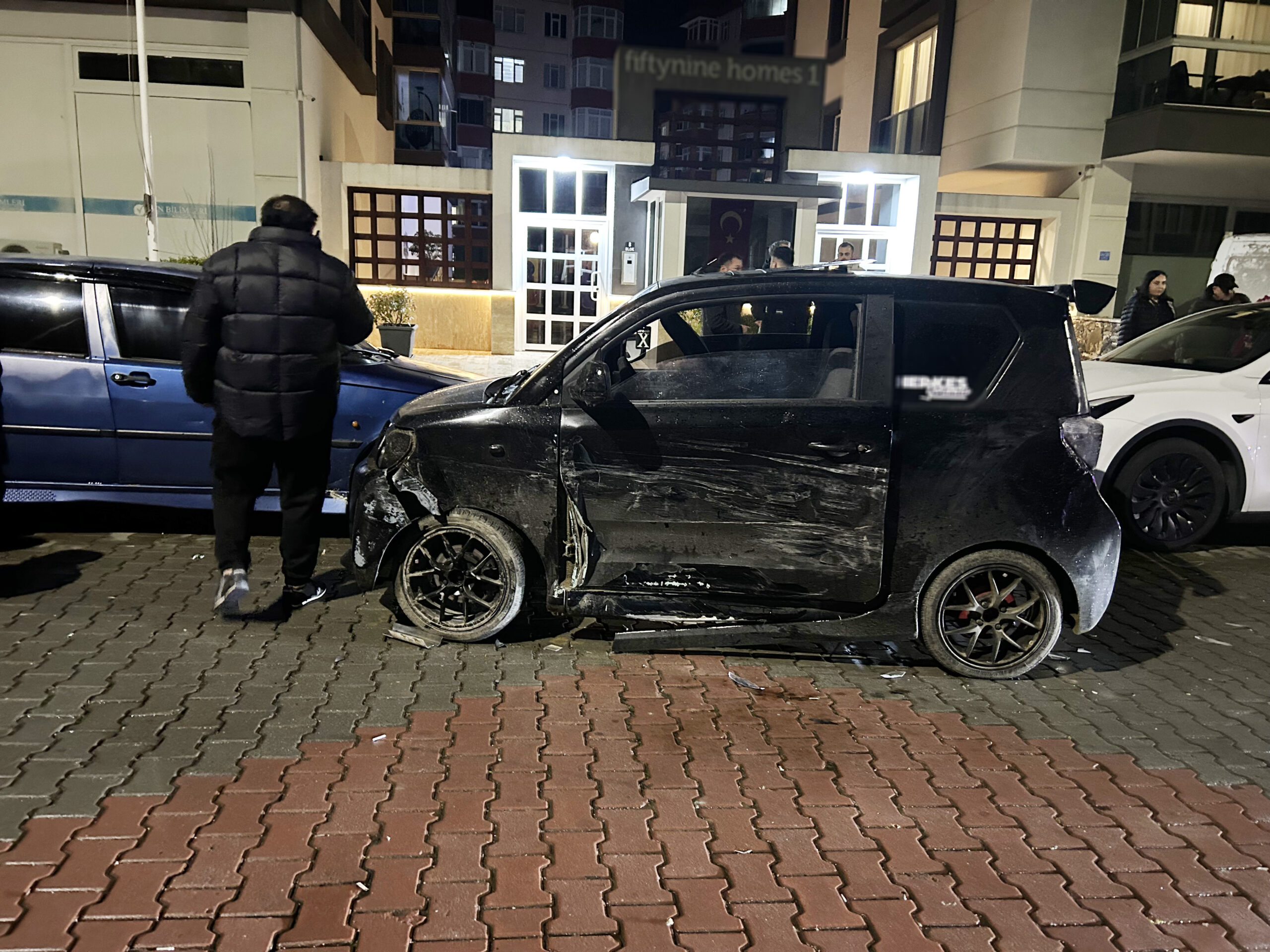 Lüks araç mini aracı adeta hurdaya çevirdi