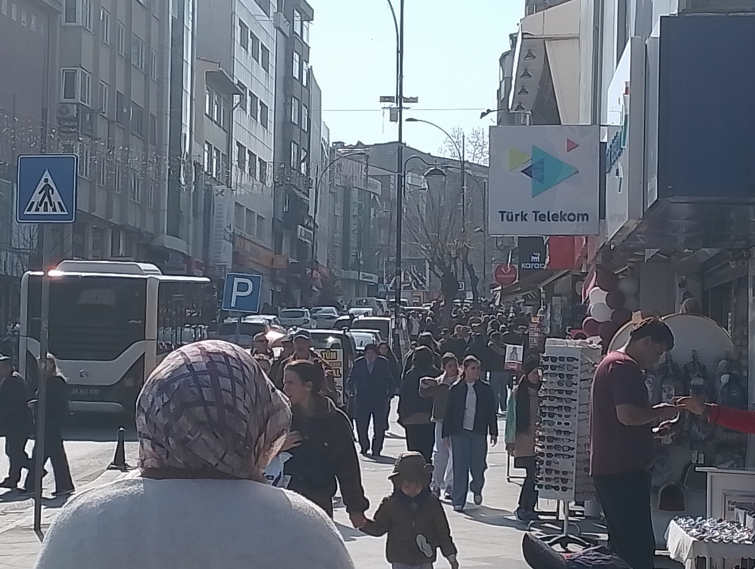 ÇARŞIDA BAYRAM YOĞUNLUĞU