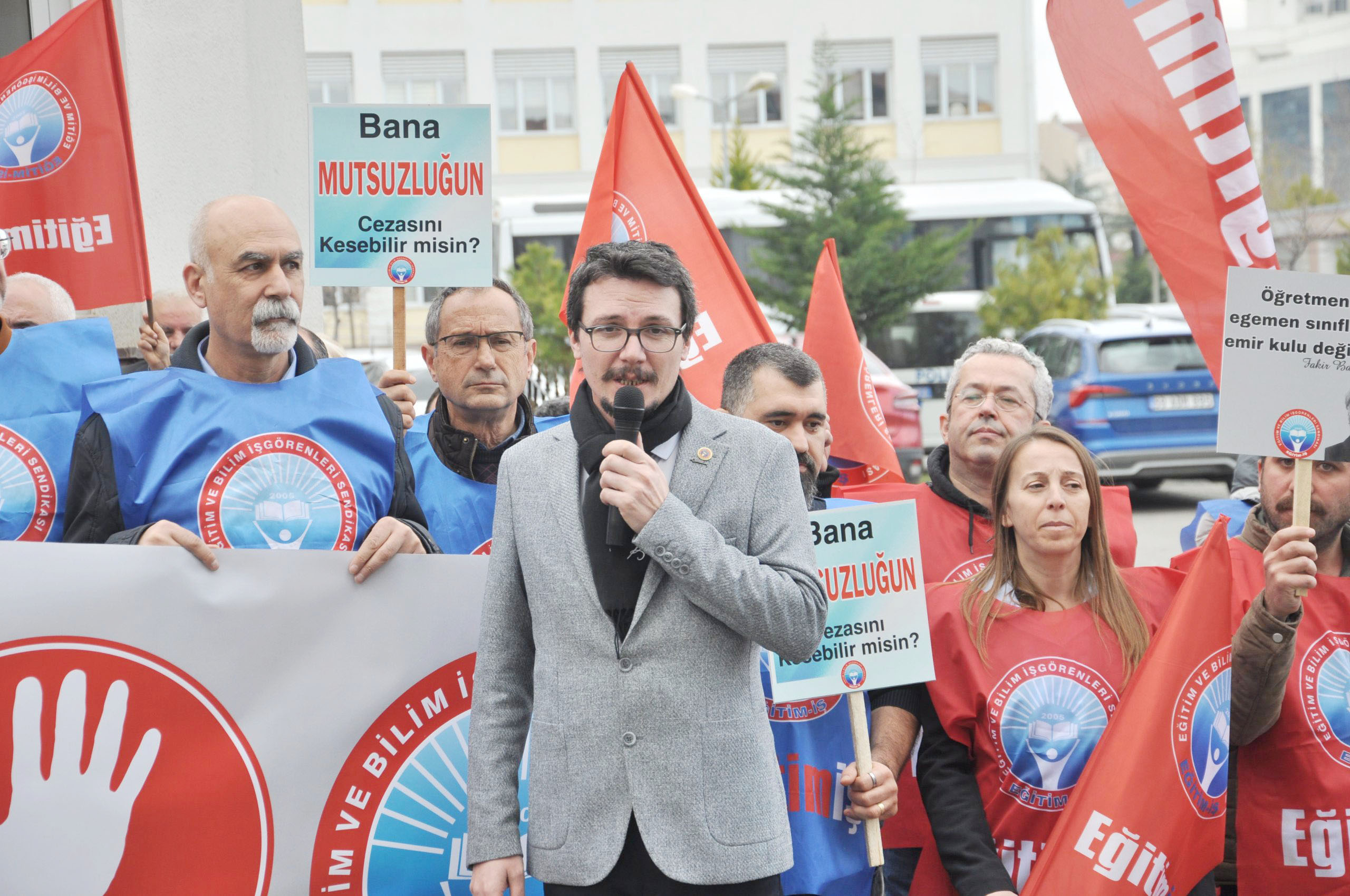 Öğrenciler bir öğün ücretsiz yemek bekliyor