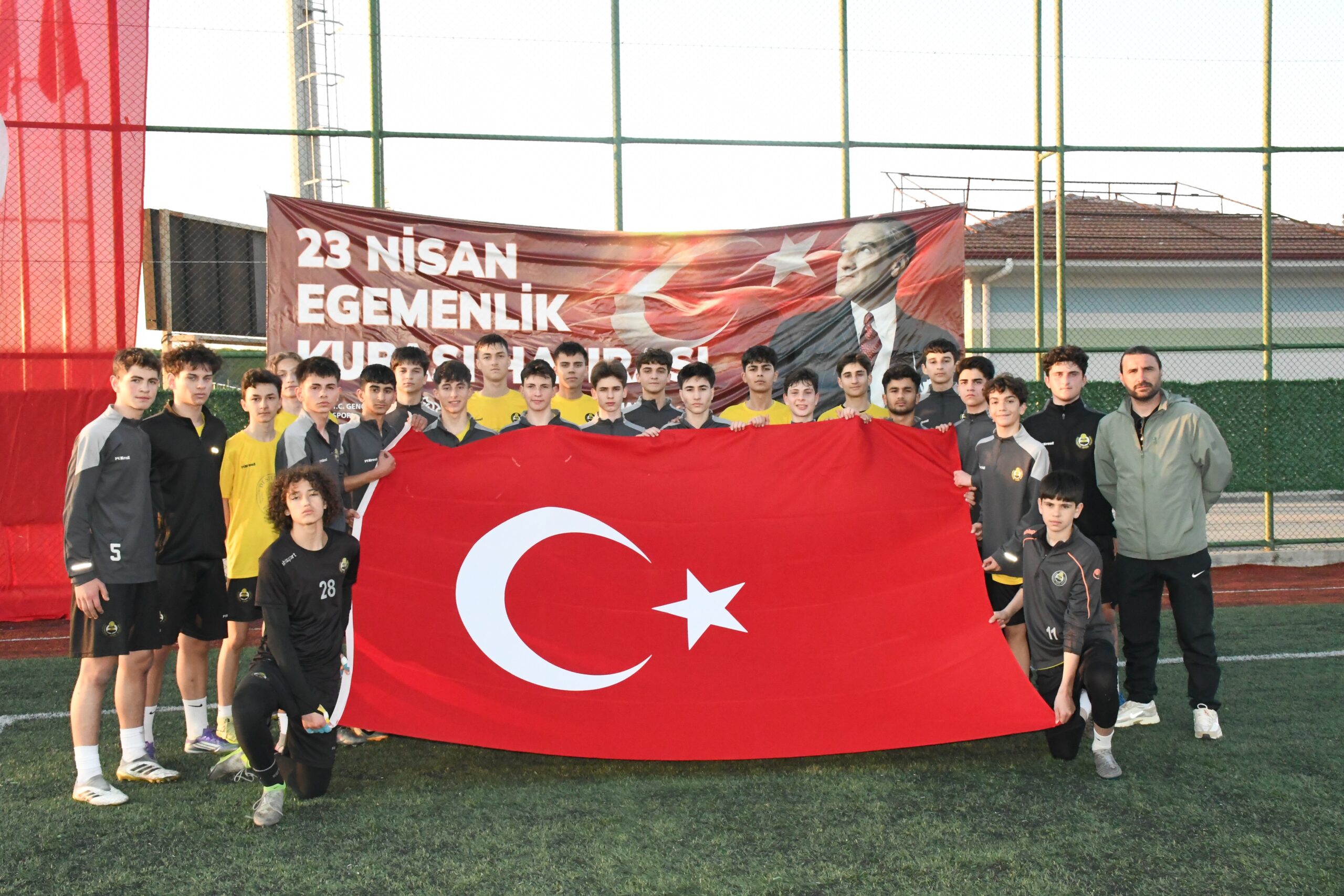 TAKIMLAR TÜRK  BAYRAĞI AÇTI
