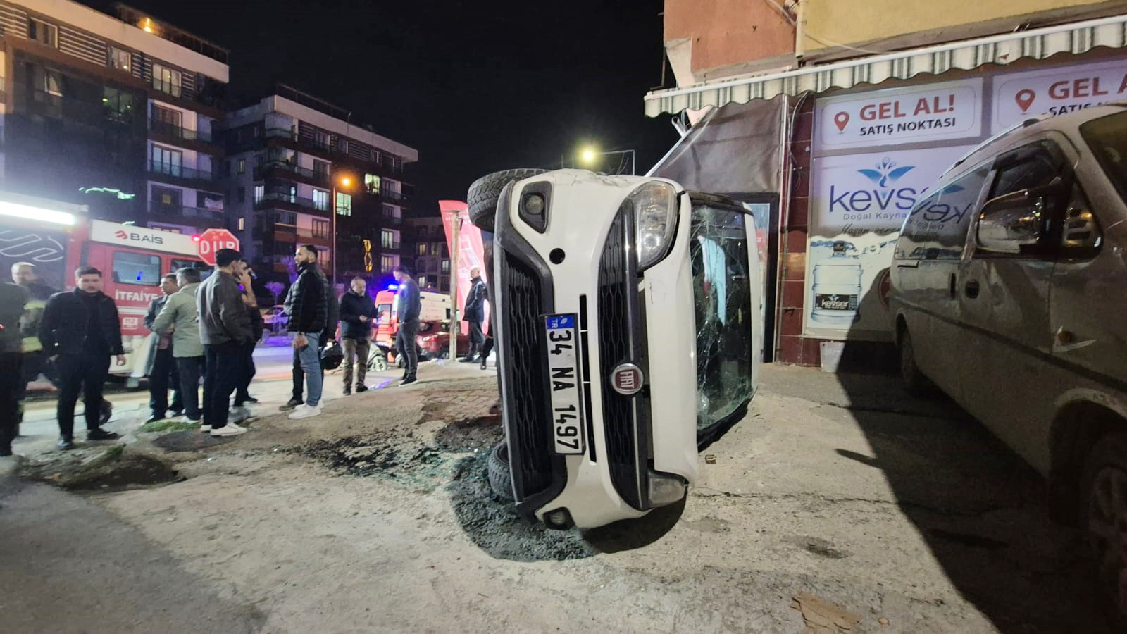 Hafif ticari araçtaki 4 kişi yaralandı